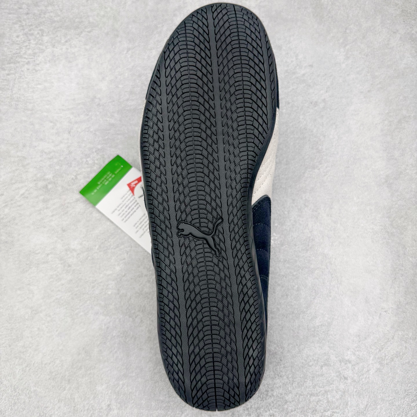 图片[9]-＃G版纯原 PUMA Speedca OG 彪马极速赛车系列低帮德训风拼接复古百搭休闲运动赛车鞋 口碑大厂出品 品控大底版型不断改良更新 全套原纸板楦头开发 确保原汁原味 完美呈现版型 一比一鞋头弧度高度鞋身弧度 独家私模原厂航空铝磨具打磨大底 鞋头坡度极致还原 无解鞋型 原盒原配 圈内天花板工艺 原厂玻璃冲刀 超高清洁度 全鞋零毛边皮料切割 原厂中底布 鞋款从80、90年代赛车手所穿的防火赛车鞋为原型，鞋身线条模仿了赛车的流线廓形，体现了空气动力学原理的结构。简约流畅的外观，恰好又和贯穿其中的Formstrip Logo融合恰到好处，视觉上细节丰富且协调。本次Speedcat OG鞋款归来，最大看点自然式保留了窄版鞋型以及薄底构造。这两年各品牌鞋底越做越厚，Speedcat反其道而行之，上脚几乎无鞋底的效果带来耳目一新的视觉体验。鞋面依旧是以质感细腻的麂皮材质打造，并且大面积近乎全包裹的使用，复古味道也愈发浓烈。配色上更是将最原始的黑色和红色带回，向F1赛车队的标志性队服致敬。相信让各位一眼种草的更多是出挑的大红色，上脚即可瞬间点亮整体造型，在以球鞋为核心的OOTD中脱颖而出。而另一款黑色则是低调的万金油，彰显新潮个性的同时又不喧宾夺主，也是热爱简约系穿搭朋友的首选。 尺码：35.5 36 37 37.5 38 38.5 39 40 40.5 41 42 42.5 43 44 44.5 45 46-选品中心