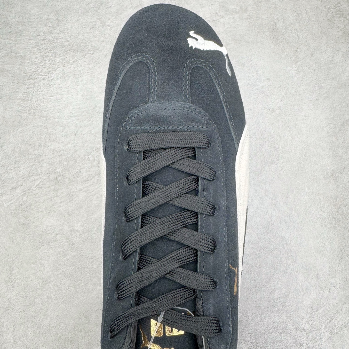 图片[4]-＃G版纯原 PUMA Speedca OG 彪马极速赛车系列低帮德训风拼接复古百搭休闲运动赛车鞋 口碑大厂出品 品控大底版型不断改良更新 全套原纸板楦头开发 确保原汁原味 完美呈现版型 一比一鞋头弧度高度鞋身弧度 独家私模原厂航空铝磨具打磨大底 鞋头坡度极致还原 无解鞋型 原盒原配 圈内天花板工艺 原厂玻璃冲刀 超高清洁度 全鞋零毛边皮料切割 原厂中底布 鞋款从80、90年代赛车手所穿的防火赛车鞋为原型，鞋身线条模仿了赛车的流线廓形，体现了空气动力学原理的结构。简约流畅的外观，恰好又和贯穿其中的Formstrip Logo融合恰到好处，视觉上细节丰富且协调。本次Speedcat OG鞋款归来，最大看点自然式保留了窄版鞋型以及薄底构造。这两年各品牌鞋底越做越厚，Speedcat反其道而行之，上脚几乎无鞋底的效果带来耳目一新的视觉体验。鞋面依旧是以质感细腻的麂皮材质打造，并且大面积近乎全包裹的使用，复古味道也愈发浓烈。配色上更是将最原始的黑色和红色带回，向F1赛车队的标志性队服致敬。相信让各位一眼种草的更多是出挑的大红色，上脚即可瞬间点亮整体造型，在以球鞋为核心的OOTD中脱颖而出。而另一款黑色则是低调的万金油，彰显新潮个性的同时又不喧宾夺主，也是热爱简约系穿搭朋友的首选。 尺码：35.5 36 37 37.5 38 38.5 39 40 40.5 41 42 42.5 43 44 44.5 45 46-选品中心