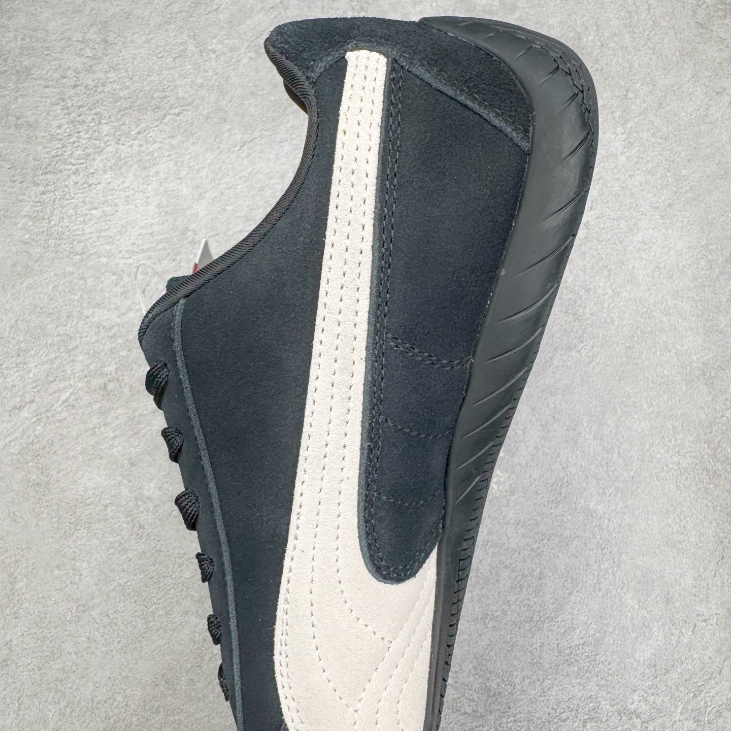 图片[7]-＃G版纯原 PUMA Speedca OG 彪马极速赛车系列低帮德训风拼接复古百搭休闲运动赛车鞋 口碑大厂出品 品控大底版型不断改良更新 全套原纸板楦头开发 确保原汁原味 完美呈现版型 一比一鞋头弧度高度鞋身弧度 独家私模原厂航空铝磨具打磨大底 鞋头坡度极致还原 无解鞋型 原盒原配 圈内天花板工艺 原厂玻璃冲刀 超高清洁度 全鞋零毛边皮料切割 原厂中底布 鞋款从80、90年代赛车手所穿的防火赛车鞋为原型，鞋身线条模仿了赛车的流线廓形，体现了空气动力学原理的结构。简约流畅的外观，恰好又和贯穿其中的Formstrip Logo融合恰到好处，视觉上细节丰富且协调。本次Speedcat OG鞋款归来，最大看点自然式保留了窄版鞋型以及薄底构造。这两年各品牌鞋底越做越厚，Speedcat反其道而行之，上脚几乎无鞋底的效果带来耳目一新的视觉体验。鞋面依旧是以质感细腻的麂皮材质打造，并且大面积近乎全包裹的使用，复古味道也愈发浓烈。配色上更是将最原始的黑色和红色带回，向F1赛车队的标志性队服致敬。相信让各位一眼种草的更多是出挑的大红色，上脚即可瞬间点亮整体造型，在以球鞋为核心的OOTD中脱颖而出。而另一款黑色则是低调的万金油，彰显新潮个性的同时又不喧宾夺主，也是热爱简约系穿搭朋友的首选。 尺码：35.5 36 37 37.5 38 38.5 39 40 40.5 41 42 42.5 43 44 44.5 45 46-选品中心