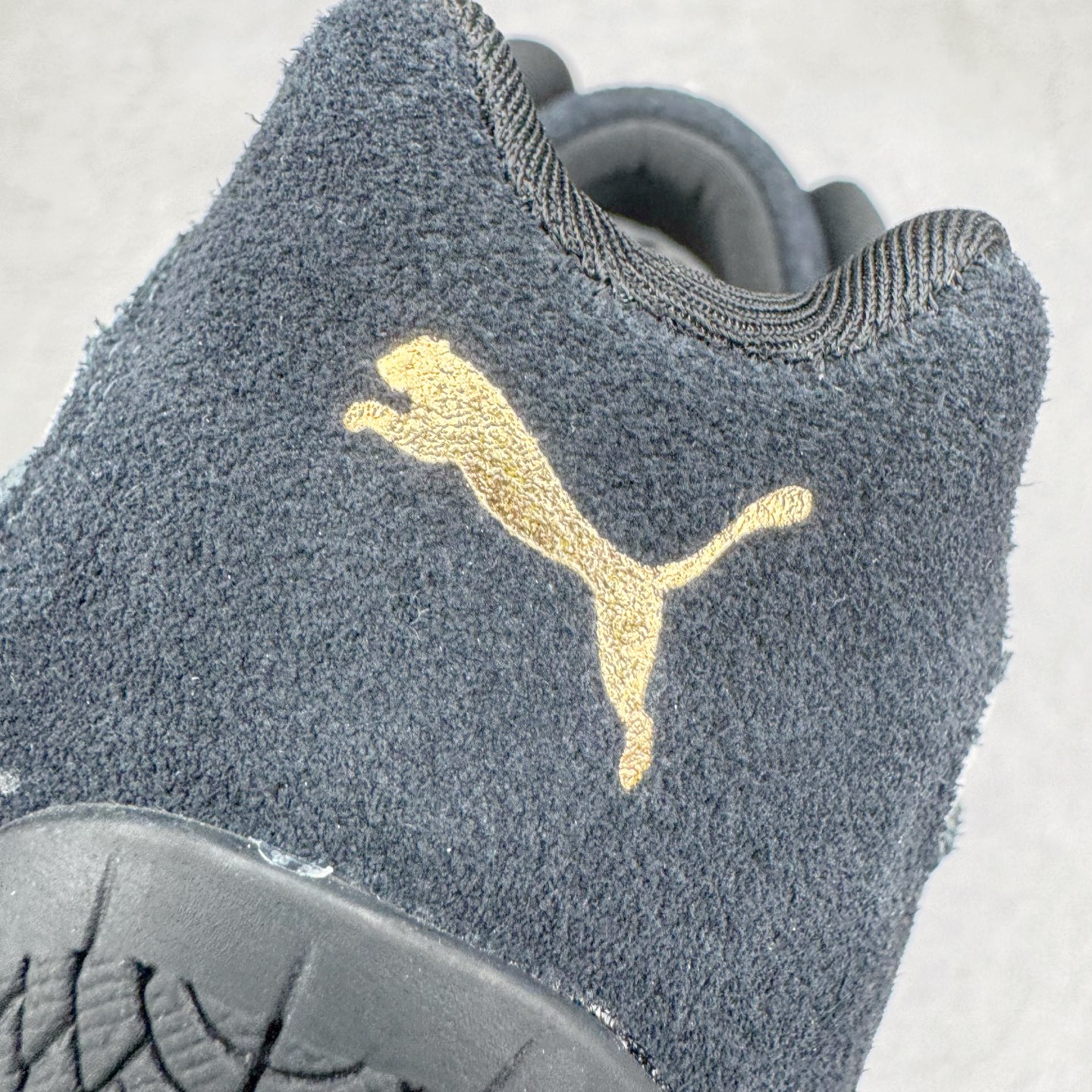 图片[16]-＃G版纯原 PUMA Speedca OG 彪马极速赛车系列低帮德训风拼接复古百搭休闲运动赛车鞋 口碑大厂出品 品控大底版型不断改良更新 全套原纸板楦头开发 确保原汁原味 完美呈现版型 一比一鞋头弧度高度鞋身弧度 独家私模原厂航空铝磨具打磨大底 鞋头坡度极致还原 无解鞋型 原盒原配 圈内天花板工艺 原厂玻璃冲刀 超高清洁度 全鞋零毛边皮料切割 原厂中底布 鞋款从80、90年代赛车手所穿的防火赛车鞋为原型，鞋身线条模仿了赛车的流线廓形，体现了空气动力学原理的结构。简约流畅的外观，恰好又和贯穿其中的Formstrip Logo融合恰到好处，视觉上细节丰富且协调。本次Speedcat OG鞋款归来，最大看点自然式保留了窄版鞋型以及薄底构造。这两年各品牌鞋底越做越厚，Speedcat反其道而行之，上脚几乎无鞋底的效果带来耳目一新的视觉体验。鞋面依旧是以质感细腻的麂皮材质打造，并且大面积近乎全包裹的使用，复古味道也愈发浓烈。配色上更是将最原始的黑色和红色带回，向F1赛车队的标志性队服致敬。相信让各位一眼种草的更多是出挑的大红色，上脚即可瞬间点亮整体造型，在以球鞋为核心的OOTD中脱颖而出。而另一款黑色则是低调的万金油，彰显新潮个性的同时又不喧宾夺主，也是热爱简约系穿搭朋友的首选。 尺码：35.5 36 37 37.5 38 38.5 39 40 40.5 41 42 42.5 43 44 44.5 45 46-选品中心