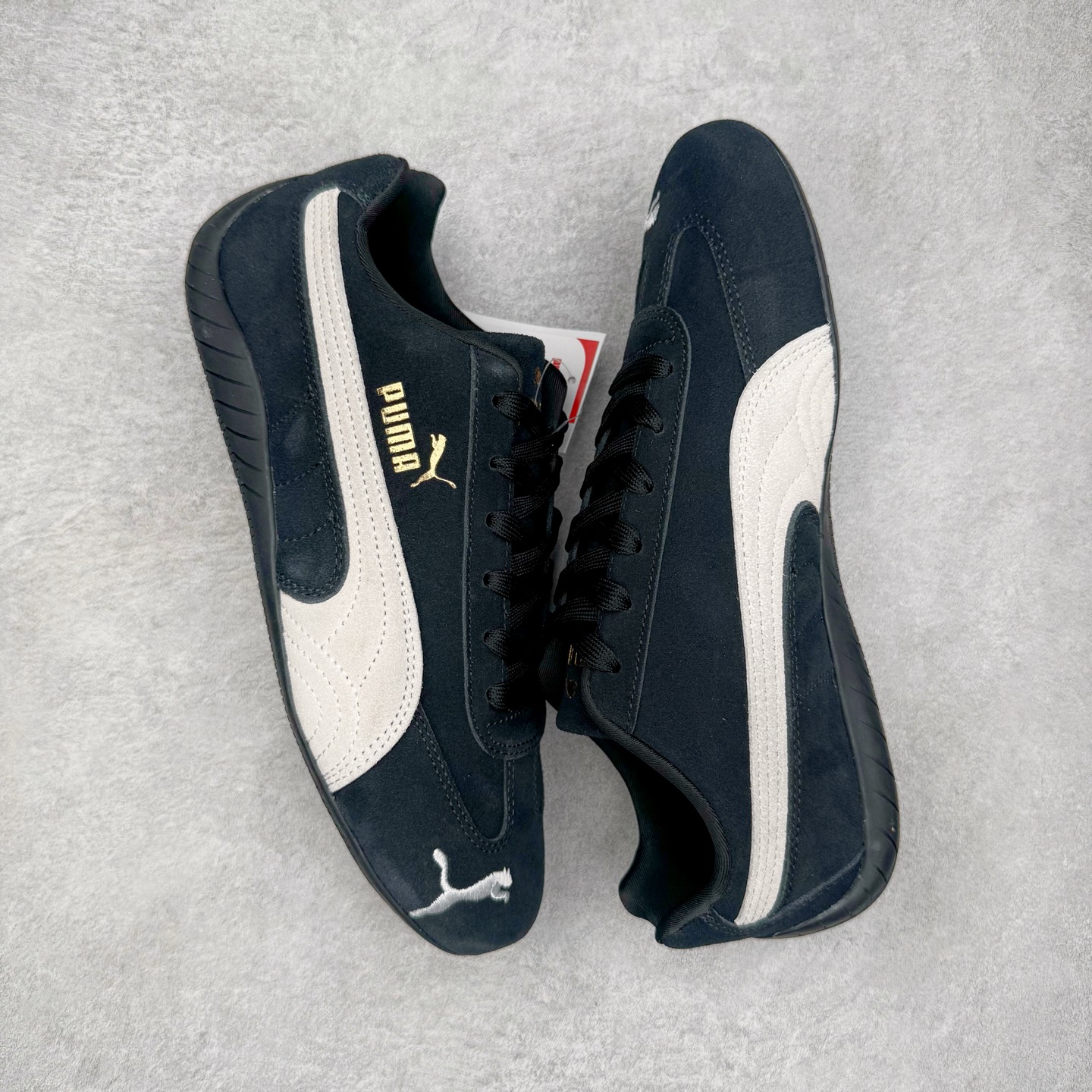 图片[3]-＃G版纯原 PUMA Speedca OG 彪马极速赛车系列低帮德训风拼接复古百搭休闲运动赛车鞋 口碑大厂出品 品控大底版型不断改良更新 全套原纸板楦头开发 确保原汁原味 完美呈现版型 一比一鞋头弧度高度鞋身弧度 独家私模原厂航空铝磨具打磨大底 鞋头坡度极致还原 无解鞋型 原盒原配 圈内天花板工艺 原厂玻璃冲刀 超高清洁度 全鞋零毛边皮料切割 原厂中底布 鞋款从80、90年代赛车手所穿的防火赛车鞋为原型，鞋身线条模仿了赛车的流线廓形，体现了空气动力学原理的结构。简约流畅的外观，恰好又和贯穿其中的Formstrip Logo融合恰到好处，视觉上细节丰富且协调。本次Speedcat OG鞋款归来，最大看点自然式保留了窄版鞋型以及薄底构造。这两年各品牌鞋底越做越厚，Speedcat反其道而行之，上脚几乎无鞋底的效果带来耳目一新的视觉体验。鞋面依旧是以质感细腻的麂皮材质打造，并且大面积近乎全包裹的使用，复古味道也愈发浓烈。配色上更是将最原始的黑色和红色带回，向F1赛车队的标志性队服致敬。相信让各位一眼种草的更多是出挑的大红色，上脚即可瞬间点亮整体造型，在以球鞋为核心的OOTD中脱颖而出。而另一款黑色则是低调的万金油，彰显新潮个性的同时又不喧宾夺主，也是热爱简约系穿搭朋友的首选。 尺码：35.5 36 37 37.5 38 38.5 39 40 40.5 41 42 42.5 43 44 44.5 45 46-选品中心