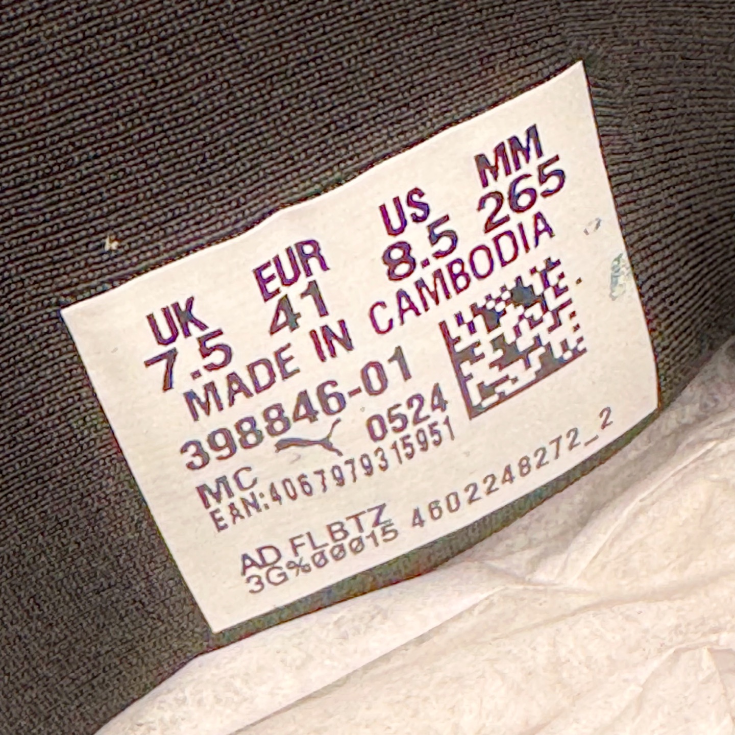 图片[11]-＃G版纯原 PUMA Speedca OG 彪马极速赛车系列低帮德训风拼接复古百搭休闲运动赛车鞋 口碑大厂出品 品控大底版型不断改良更新 全套原纸板楦头开发 确保原汁原味 完美呈现版型 一比一鞋头弧度高度鞋身弧度 独家私模原厂航空铝磨具打磨大底 鞋头坡度极致还原 无解鞋型 原盒原配 圈内天花板工艺 原厂玻璃冲刀 超高清洁度 全鞋零毛边皮料切割 原厂中底布 鞋款从80、90年代赛车手所穿的防火赛车鞋为原型，鞋身线条模仿了赛车的流线廓形，体现了空气动力学原理的结构。简约流畅的外观，恰好又和贯穿其中的Formstrip Logo融合恰到好处，视觉上细节丰富且协调。本次Speedcat OG鞋款归来，最大看点自然式保留了窄版鞋型以及薄底构造。这两年各品牌鞋底越做越厚，Speedcat反其道而行之，上脚几乎无鞋底的效果带来耳目一新的视觉体验。鞋面依旧是以质感细腻的麂皮材质打造，并且大面积近乎全包裹的使用，复古味道也愈发浓烈。配色上更是将最原始的黑色和红色带回，向F1赛车队的标志性队服致敬。相信让各位一眼种草的更多是出挑的大红色，上脚即可瞬间点亮整体造型，在以球鞋为核心的OOTD中脱颖而出。而另一款黑色则是低调的万金油，彰显新潮个性的同时又不喧宾夺主，也是热爱简约系穿搭朋友的首选。 尺码：35.5 36 37 37.5 38 38.5 39 40 40.5 41 42 42.5 43 44 44.5 45 46-选品中心