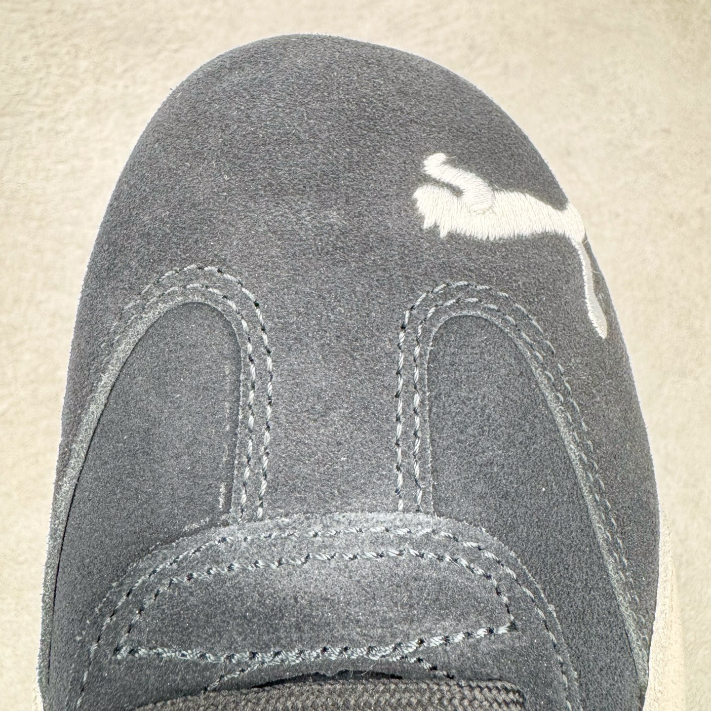 图片[15]-＃G版纯原 PUMA Speedca OG 彪马极速赛车系列低帮德训风拼接复古百搭休闲运动赛车鞋 口碑大厂出品 品控大底版型不断改良更新 全套原纸板楦头开发 确保原汁原味 完美呈现版型 一比一鞋头弧度高度鞋身弧度 独家私模原厂航空铝磨具打磨大底 鞋头坡度极致还原 无解鞋型 原盒原配 圈内天花板工艺 原厂玻璃冲刀 超高清洁度 全鞋零毛边皮料切割 原厂中底布 鞋款从80、90年代赛车手所穿的防火赛车鞋为原型，鞋身线条模仿了赛车的流线廓形，体现了空气动力学原理的结构。简约流畅的外观，恰好又和贯穿其中的Formstrip Logo融合恰到好处，视觉上细节丰富且协调。本次Speedcat OG鞋款归来，最大看点自然式保留了窄版鞋型以及薄底构造。这两年各品牌鞋底越做越厚，Speedcat反其道而行之，上脚几乎无鞋底的效果带来耳目一新的视觉体验。鞋面依旧是以质感细腻的麂皮材质打造，并且大面积近乎全包裹的使用，复古味道也愈发浓烈。配色上更是将最原始的黑色和红色带回，向F1赛车队的标志性队服致敬。相信让各位一眼种草的更多是出挑的大红色，上脚即可瞬间点亮整体造型，在以球鞋为核心的OOTD中脱颖而出。而另一款黑色则是低调的万金油，彰显新潮个性的同时又不喧宾夺主，也是热爱简约系穿搭朋友的首选。 尺码：35.5 36 37 37.5 38 38.5 39 40 40.5 41 42 42.5 43 44 44.5 45 46-选品中心