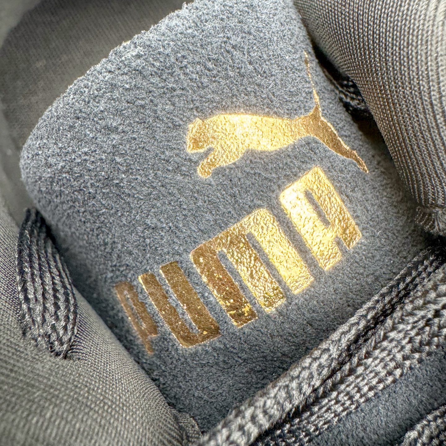 图片[13]-＃G版纯原 PUMA Speedca OG 彪马极速赛车系列低帮德训风拼接复古百搭休闲运动赛车鞋 口碑大厂出品 品控大底版型不断改良更新 全套原纸板楦头开发 确保原汁原味 完美呈现版型 一比一鞋头弧度高度鞋身弧度 独家私模原厂航空铝磨具打磨大底 鞋头坡度极致还原 无解鞋型 原盒原配 圈内天花板工艺 原厂玻璃冲刀 超高清洁度 全鞋零毛边皮料切割 原厂中底布 鞋款从80、90年代赛车手所穿的防火赛车鞋为原型，鞋身线条模仿了赛车的流线廓形，体现了空气动力学原理的结构。简约流畅的外观，恰好又和贯穿其中的Formstrip Logo融合恰到好处，视觉上细节丰富且协调。本次Speedcat OG鞋款归来，最大看点自然式保留了窄版鞋型以及薄底构造。这两年各品牌鞋底越做越厚，Speedcat反其道而行之，上脚几乎无鞋底的效果带来耳目一新的视觉体验。鞋面依旧是以质感细腻的麂皮材质打造，并且大面积近乎全包裹的使用，复古味道也愈发浓烈。配色上更是将最原始的黑色和红色带回，向F1赛车队的标志性队服致敬。相信让各位一眼种草的更多是出挑的大红色，上脚即可瞬间点亮整体造型，在以球鞋为核心的OOTD中脱颖而出。而另一款黑色则是低调的万金油，彰显新潮个性的同时又不喧宾夺主，也是热爱简约系穿搭朋友的首选。 尺码：35.5 36 37 37.5 38 38.5 39 40 40.5 41 42 42.5 43 44 44.5 45 46-选品中心