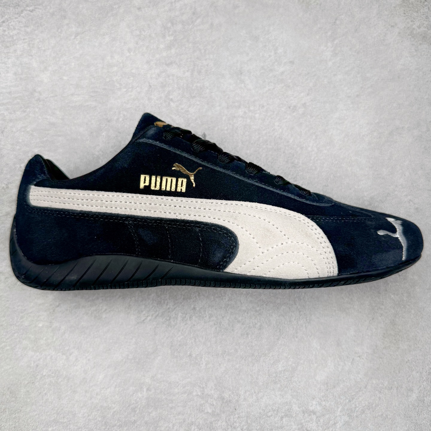 ＃G版纯原 PUMA Speedca OG 彪马极速赛车系列低帮德训风拼接复古百搭休闲运动赛车鞋 口碑大厂出品 品控大底版型不断改良更新 全套原纸板楦头开发 确保原汁原味 完美呈现版型 一比一鞋头弧度高度鞋身弧度 独家私模原厂航空铝磨具打磨大底 鞋头坡度极致还原 无解鞋型 原盒原配 圈内天花板工艺 原厂玻璃冲刀 超高清洁度 全鞋零毛边皮料切割 原厂中底布 鞋款从80、90年代赛车手所穿的防火赛车鞋为原型，鞋身线条模仿了赛车的流线廓形，体现了空气动力学原理的结构。简约流畅的外观，恰好又和贯穿其中的Formstrip Logo融合恰到好处，视觉上细节丰富且协调。本次Speedcat OG鞋款归来，最大看点自然式保留了窄版鞋型以及薄底构造。这两年各品牌鞋底越做越厚，Speedcat反其道而行之，上脚几乎无鞋底的效果带来耳目一新的视觉体验。鞋面依旧是以质感细腻的麂皮材质打造，并且大面积近乎全包裹的使用，复古味道也愈发浓烈。配色上更是将最原始的黑色和红色带回，向F1赛车队的标志性队服致敬。相信让各位一眼种草的更多是出挑的大红色，上脚即可瞬间点亮整体造型，在以球鞋为核心的OOTD中脱颖而出。而另一款黑色则是低调的万金油，彰显新潮个性的同时又不喧宾夺主，也是热爱简约系穿搭朋友的首选。 尺码：35.5 36 37 37.5 38 38.5 39 40 40.5 41 42 42.5 43 44 44.5 45 46-选品中心