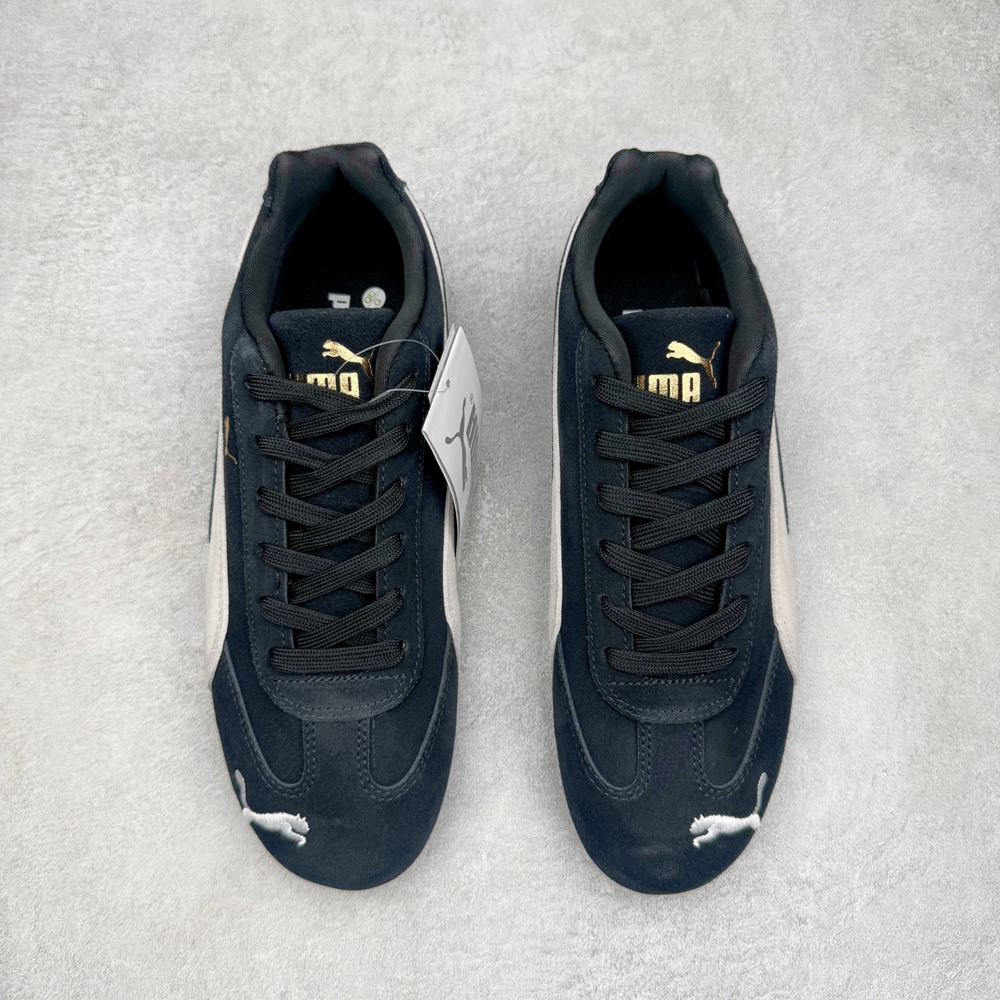 图片[2]-＃G版纯原 PUMA Speedca OG 彪马极速赛车系列低帮德训风拼接复古百搭休闲运动赛车鞋 口碑大厂出品 品控大底版型不断改良更新 全套原纸板楦头开发 确保原汁原味 完美呈现版型 一比一鞋头弧度高度鞋身弧度 独家私模原厂航空铝磨具打磨大底 鞋头坡度极致还原 无解鞋型 原盒原配 圈内天花板工艺 原厂玻璃冲刀 超高清洁度 全鞋零毛边皮料切割 原厂中底布 鞋款从80、90年代赛车手所穿的防火赛车鞋为原型，鞋身线条模仿了赛车的流线廓形，体现了空气动力学原理的结构。简约流畅的外观，恰好又和贯穿其中的Formstrip Logo融合恰到好处，视觉上细节丰富且协调。本次Speedcat OG鞋款归来，最大看点自然式保留了窄版鞋型以及薄底构造。这两年各品牌鞋底越做越厚，Speedcat反其道而行之，上脚几乎无鞋底的效果带来耳目一新的视觉体验。鞋面依旧是以质感细腻的麂皮材质打造，并且大面积近乎全包裹的使用，复古味道也愈发浓烈。配色上更是将最原始的黑色和红色带回，向F1赛车队的标志性队服致敬。相信让各位一眼种草的更多是出挑的大红色，上脚即可瞬间点亮整体造型，在以球鞋为核心的OOTD中脱颖而出。而另一款黑色则是低调的万金油，彰显新潮个性的同时又不喧宾夺主，也是热爱简约系穿搭朋友的首选。 尺码：35.5 36 37 37.5 38 38.5 39 40 40.5 41 42 42.5 43 44 44.5 45 46-选品中心