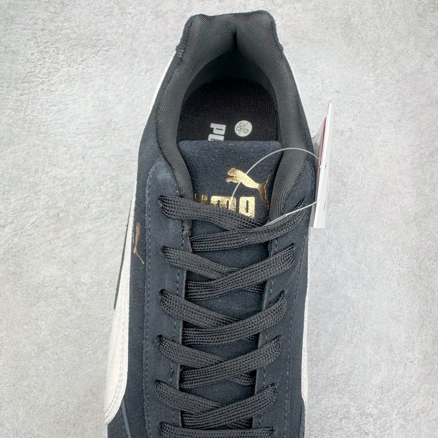 图片[5]-＃G版纯原 PUMA Speedca OG 彪马极速赛车系列低帮德训风拼接复古百搭休闲运动赛车鞋 口碑大厂出品 品控大底版型不断改良更新 全套原纸板楦头开发 确保原汁原味 完美呈现版型 一比一鞋头弧度高度鞋身弧度 独家私模原厂航空铝磨具打磨大底 鞋头坡度极致还原 无解鞋型 原盒原配 圈内天花板工艺 原厂玻璃冲刀 超高清洁度 全鞋零毛边皮料切割 原厂中底布 鞋款从80、90年代赛车手所穿的防火赛车鞋为原型，鞋身线条模仿了赛车的流线廓形，体现了空气动力学原理的结构。简约流畅的外观，恰好又和贯穿其中的Formstrip Logo融合恰到好处，视觉上细节丰富且协调。本次Speedcat OG鞋款归来，最大看点自然式保留了窄版鞋型以及薄底构造。这两年各品牌鞋底越做越厚，Speedcat反其道而行之，上脚几乎无鞋底的效果带来耳目一新的视觉体验。鞋面依旧是以质感细腻的麂皮材质打造，并且大面积近乎全包裹的使用，复古味道也愈发浓烈。配色上更是将最原始的黑色和红色带回，向F1赛车队的标志性队服致敬。相信让各位一眼种草的更多是出挑的大红色，上脚即可瞬间点亮整体造型，在以球鞋为核心的OOTD中脱颖而出。而另一款黑色则是低调的万金油，彰显新潮个性的同时又不喧宾夺主，也是热爱简约系穿搭朋友的首选。 尺码：35.5 36 37 37.5 38 38.5 39 40 40.5 41 42 42.5 43 44 44.5 45 46-选品中心