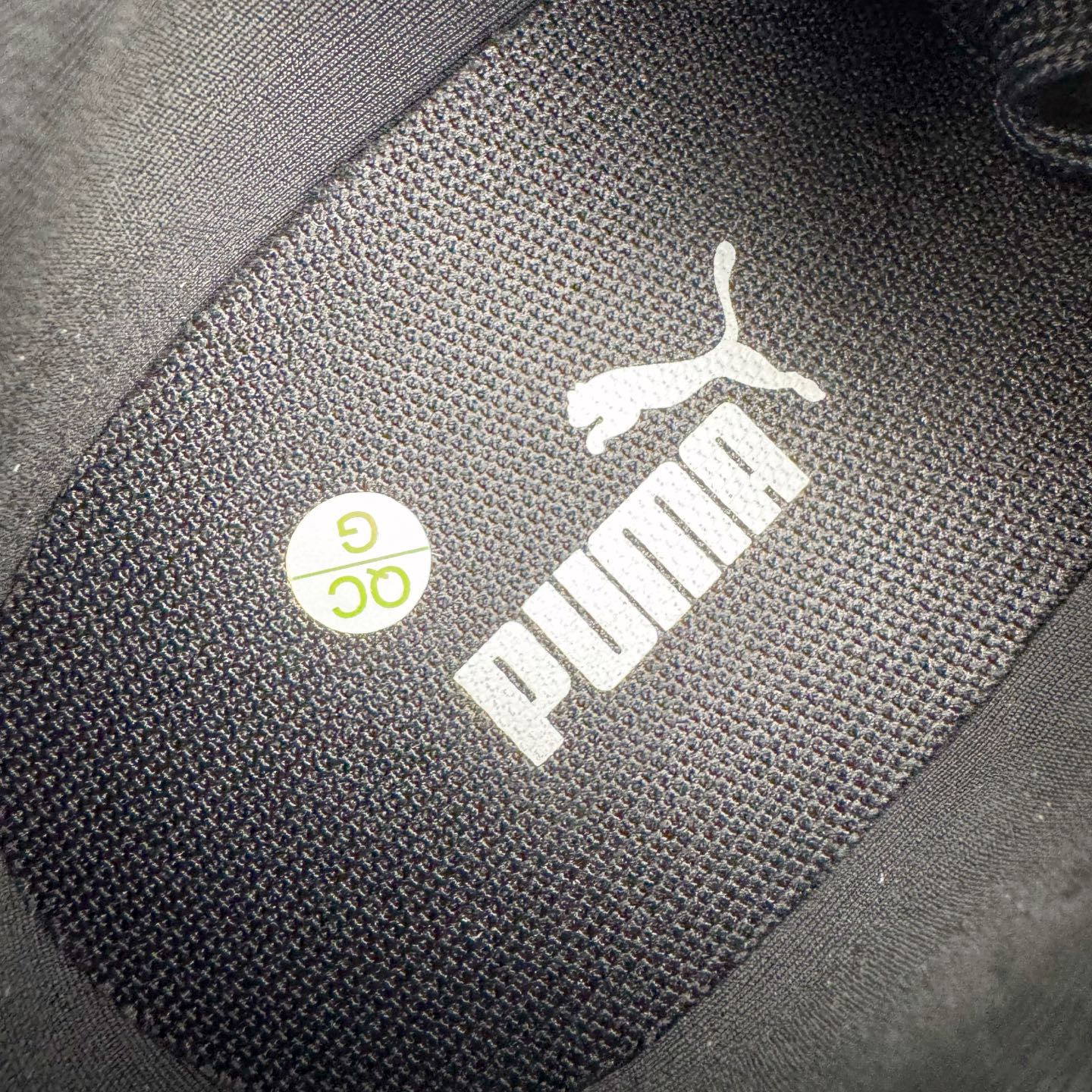 图片[12]-＃G版纯原 PUMA Speedca OG 彪马极速赛车系列低帮德训风拼接复古百搭休闲运动赛车鞋 口碑大厂出品 品控大底版型不断改良更新 全套原纸板楦头开发 确保原汁原味 完美呈现版型 一比一鞋头弧度高度鞋身弧度 独家私模原厂航空铝磨具打磨大底 鞋头坡度极致还原 无解鞋型 原盒原配 圈内天花板工艺 原厂玻璃冲刀 超高清洁度 全鞋零毛边皮料切割 原厂中底布 鞋款从80、90年代赛车手所穿的防火赛车鞋为原型，鞋身线条模仿了赛车的流线廓形，体现了空气动力学原理的结构。简约流畅的外观，恰好又和贯穿其中的Formstrip Logo融合恰到好处，视觉上细节丰富且协调。本次Speedcat OG鞋款归来，最大看点自然式保留了窄版鞋型以及薄底构造。这两年各品牌鞋底越做越厚，Speedcat反其道而行之，上脚几乎无鞋底的效果带来耳目一新的视觉体验。鞋面依旧是以质感细腻的麂皮材质打造，并且大面积近乎全包裹的使用，复古味道也愈发浓烈。配色上更是将最原始的黑色和红色带回，向F1赛车队的标志性队服致敬。相信让各位一眼种草的更多是出挑的大红色，上脚即可瞬间点亮整体造型，在以球鞋为核心的OOTD中脱颖而出。而另一款黑色则是低调的万金油，彰显新潮个性的同时又不喧宾夺主，也是热爱简约系穿搭朋友的首选。 尺码：35.5 36 37 37.5 38 38.5 39 40 40.5 41 42 42.5 43 44 44.5 45 46-选品中心