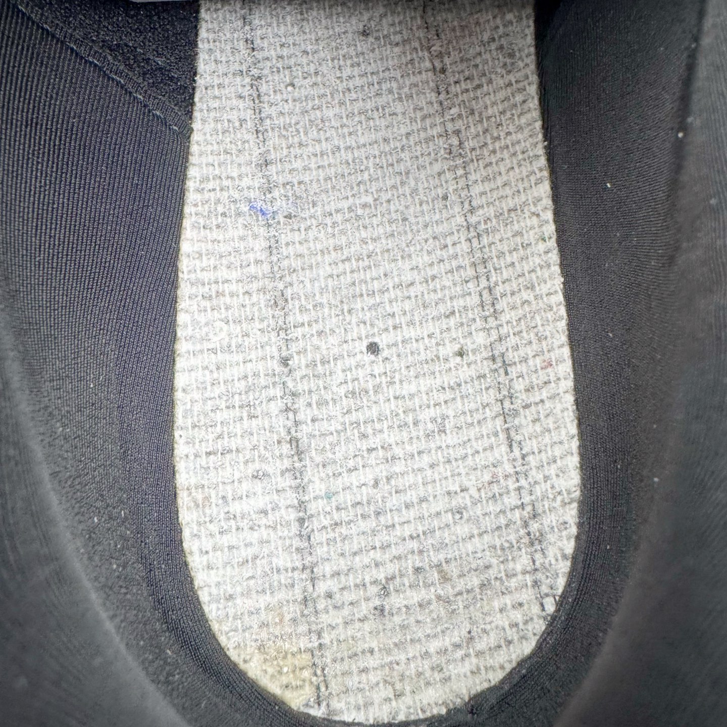 图片[10]-＃G版纯原 PUMA Speedca OG 彪马极速赛车系列低帮德训风拼接复古百搭休闲运动赛车鞋 口碑大厂出品 品控大底版型不断改良更新 全套原纸板楦头开发 确保原汁原味 完美呈现版型 一比一鞋头弧度高度鞋身弧度 独家私模原厂航空铝磨具打磨大底 鞋头坡度极致还原 无解鞋型 原盒原配 圈内天花板工艺 原厂玻璃冲刀 超高清洁度 全鞋零毛边皮料切割 原厂中底布 鞋款从80、90年代赛车手所穿的防火赛车鞋为原型，鞋身线条模仿了赛车的流线廓形，体现了空气动力学原理的结构。简约流畅的外观，恰好又和贯穿其中的Formstrip Logo融合恰到好处，视觉上细节丰富且协调。本次Speedcat OG鞋款归来，最大看点自然式保留了窄版鞋型以及薄底构造。这两年各品牌鞋底越做越厚，Speedcat反其道而行之，上脚几乎无鞋底的效果带来耳目一新的视觉体验。鞋面依旧是以质感细腻的麂皮材质打造，并且大面积近乎全包裹的使用，复古味道也愈发浓烈。配色上更是将最原始的黑色和红色带回，向F1赛车队的标志性队服致敬。相信让各位一眼种草的更多是出挑的大红色，上脚即可瞬间点亮整体造型，在以球鞋为核心的OOTD中脱颖而出。而另一款黑色则是低调的万金油，彰显新潮个性的同时又不喧宾夺主，也是热爱简约系穿搭朋友的首选。 尺码：35.5 36 37 37.5 38 38.5 39 40 40.5 41 42 42.5 43 44 44.5 45 46-选品中心