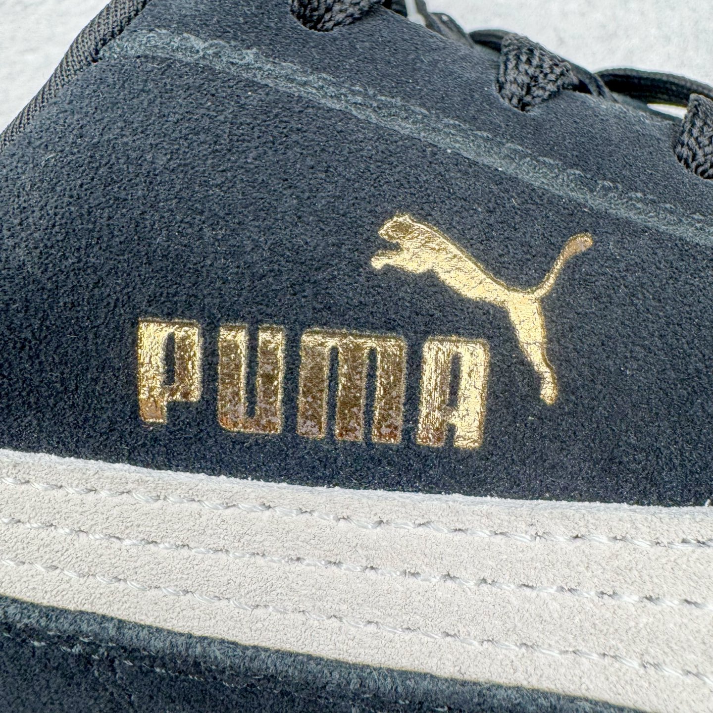 图片[17]-＃G版纯原 PUMA Speedca OG 彪马极速赛车系列低帮德训风拼接复古百搭休闲运动赛车鞋 口碑大厂出品 品控大底版型不断改良更新 全套原纸板楦头开发 确保原汁原味 完美呈现版型 一比一鞋头弧度高度鞋身弧度 独家私模原厂航空铝磨具打磨大底 鞋头坡度极致还原 无解鞋型 原盒原配 圈内天花板工艺 原厂玻璃冲刀 超高清洁度 全鞋零毛边皮料切割 原厂中底布 鞋款从80、90年代赛车手所穿的防火赛车鞋为原型，鞋身线条模仿了赛车的流线廓形，体现了空气动力学原理的结构。简约流畅的外观，恰好又和贯穿其中的Formstrip Logo融合恰到好处，视觉上细节丰富且协调。本次Speedcat OG鞋款归来，最大看点自然式保留了窄版鞋型以及薄底构造。这两年各品牌鞋底越做越厚，Speedcat反其道而行之，上脚几乎无鞋底的效果带来耳目一新的视觉体验。鞋面依旧是以质感细腻的麂皮材质打造，并且大面积近乎全包裹的使用，复古味道也愈发浓烈。配色上更是将最原始的黑色和红色带回，向F1赛车队的标志性队服致敬。相信让各位一眼种草的更多是出挑的大红色，上脚即可瞬间点亮整体造型，在以球鞋为核心的OOTD中脱颖而出。而另一款黑色则是低调的万金油，彰显新潮个性的同时又不喧宾夺主，也是热爱简约系穿搭朋友的首选。 尺码：35.5 36 37 37.5 38 38.5 39 40 40.5 41 42 42.5 43 44 44.5 45 46-选品中心