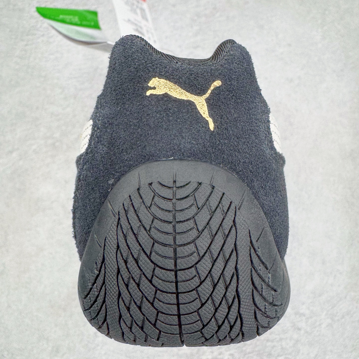 图片[8]-＃G版纯原 PUMA Speedca OG 彪马极速赛车系列低帮德训风拼接复古百搭休闲运动赛车鞋 口碑大厂出品 品控大底版型不断改良更新 全套原纸板楦头开发 确保原汁原味 完美呈现版型 一比一鞋头弧度高度鞋身弧度 独家私模原厂航空铝磨具打磨大底 鞋头坡度极致还原 无解鞋型 原盒原配 圈内天花板工艺 原厂玻璃冲刀 超高清洁度 全鞋零毛边皮料切割 原厂中底布 鞋款从80、90年代赛车手所穿的防火赛车鞋为原型，鞋身线条模仿了赛车的流线廓形，体现了空气动力学原理的结构。简约流畅的外观，恰好又和贯穿其中的Formstrip Logo融合恰到好处，视觉上细节丰富且协调。本次Speedcat OG鞋款归来，最大看点自然式保留了窄版鞋型以及薄底构造。这两年各品牌鞋底越做越厚，Speedcat反其道而行之，上脚几乎无鞋底的效果带来耳目一新的视觉体验。鞋面依旧是以质感细腻的麂皮材质打造，并且大面积近乎全包裹的使用，复古味道也愈发浓烈。配色上更是将最原始的黑色和红色带回，向F1赛车队的标志性队服致敬。相信让各位一眼种草的更多是出挑的大红色，上脚即可瞬间点亮整体造型，在以球鞋为核心的OOTD中脱颖而出。而另一款黑色则是低调的万金油，彰显新潮个性的同时又不喧宾夺主，也是热爱简约系穿搭朋友的首选。 尺码：35.5 36 37 37.5 38 38.5 39 40 40.5 41 42 42.5 43 44 44.5 45 46-选品中心