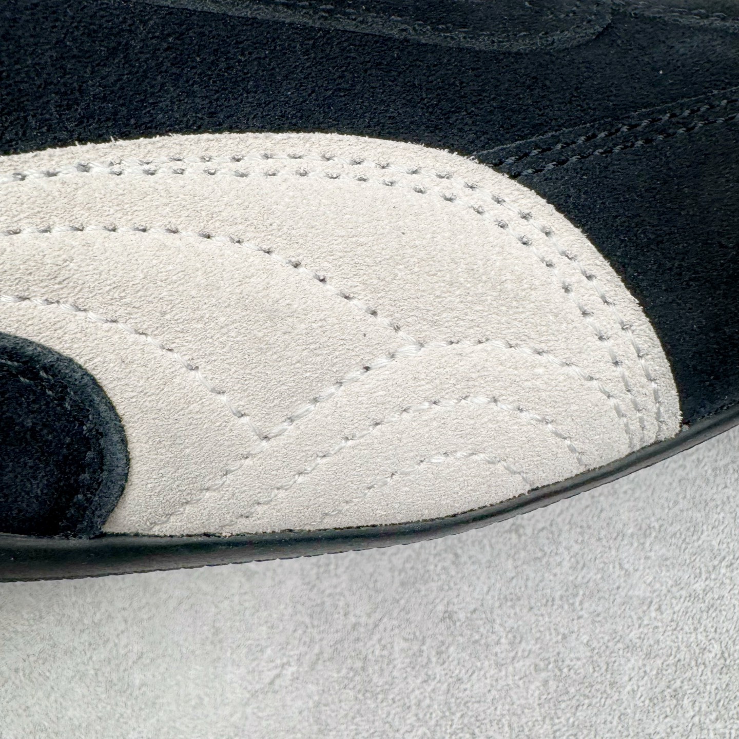 图片[18]-＃G版纯原 PUMA Speedca OG 彪马极速赛车系列低帮德训风拼接复古百搭休闲运动赛车鞋 口碑大厂出品 品控大底版型不断改良更新 全套原纸板楦头开发 确保原汁原味 完美呈现版型 一比一鞋头弧度高度鞋身弧度 独家私模原厂航空铝磨具打磨大底 鞋头坡度极致还原 无解鞋型 原盒原配 圈内天花板工艺 原厂玻璃冲刀 超高清洁度 全鞋零毛边皮料切割 原厂中底布 鞋款从80、90年代赛车手所穿的防火赛车鞋为原型，鞋身线条模仿了赛车的流线廓形，体现了空气动力学原理的结构。简约流畅的外观，恰好又和贯穿其中的Formstrip Logo融合恰到好处，视觉上细节丰富且协调。本次Speedcat OG鞋款归来，最大看点自然式保留了窄版鞋型以及薄底构造。这两年各品牌鞋底越做越厚，Speedcat反其道而行之，上脚几乎无鞋底的效果带来耳目一新的视觉体验。鞋面依旧是以质感细腻的麂皮材质打造，并且大面积近乎全包裹的使用，复古味道也愈发浓烈。配色上更是将最原始的黑色和红色带回，向F1赛车队的标志性队服致敬。相信让各位一眼种草的更多是出挑的大红色，上脚即可瞬间点亮整体造型，在以球鞋为核心的OOTD中脱颖而出。而另一款黑色则是低调的万金油，彰显新潮个性的同时又不喧宾夺主，也是热爱简约系穿搭朋友的首选。 尺码：35.5 36 37 37.5 38 38.5 39 40 40.5 41 42 42.5 43 44 44.5 45 46-选品中心