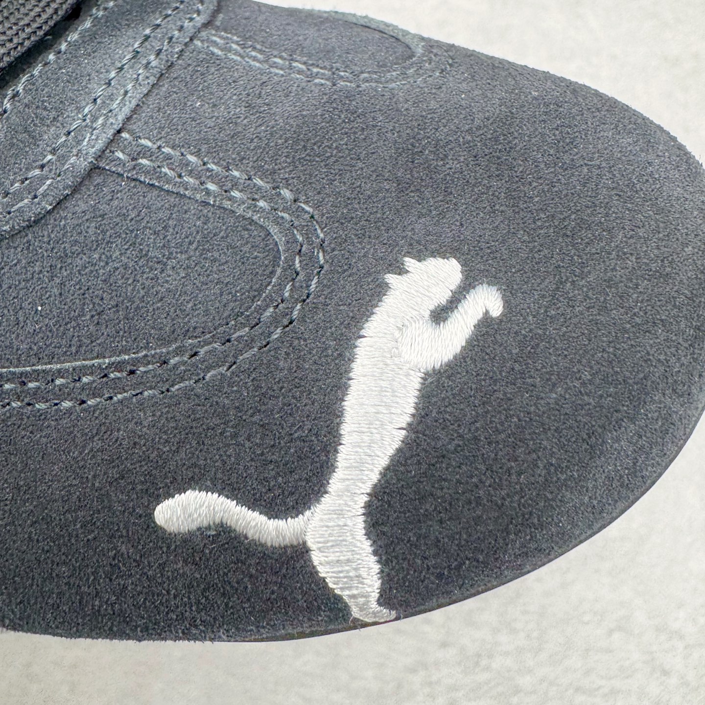 图片[14]-＃G版纯原 PUMA Speedca OG 彪马极速赛车系列低帮德训风拼接复古百搭休闲运动赛车鞋 口碑大厂出品 品控大底版型不断改良更新 全套原纸板楦头开发 确保原汁原味 完美呈现版型 一比一鞋头弧度高度鞋身弧度 独家私模原厂航空铝磨具打磨大底 鞋头坡度极致还原 无解鞋型 原盒原配 圈内天花板工艺 原厂玻璃冲刀 超高清洁度 全鞋零毛边皮料切割 原厂中底布 鞋款从80、90年代赛车手所穿的防火赛车鞋为原型，鞋身线条模仿了赛车的流线廓形，体现了空气动力学原理的结构。简约流畅的外观，恰好又和贯穿其中的Formstrip Logo融合恰到好处，视觉上细节丰富且协调。本次Speedcat OG鞋款归来，最大看点自然式保留了窄版鞋型以及薄底构造。这两年各品牌鞋底越做越厚，Speedcat反其道而行之，上脚几乎无鞋底的效果带来耳目一新的视觉体验。鞋面依旧是以质感细腻的麂皮材质打造，并且大面积近乎全包裹的使用，复古味道也愈发浓烈。配色上更是将最原始的黑色和红色带回，向F1赛车队的标志性队服致敬。相信让各位一眼种草的更多是出挑的大红色，上脚即可瞬间点亮整体造型，在以球鞋为核心的OOTD中脱颖而出。而另一款黑色则是低调的万金油，彰显新潮个性的同时又不喧宾夺主，也是热爱简约系穿搭朋友的首选。 尺码：35.5 36 37 37.5 38 38.5 39 40 40.5 41 42 42.5 43 44 44.5 45 46-选品中心