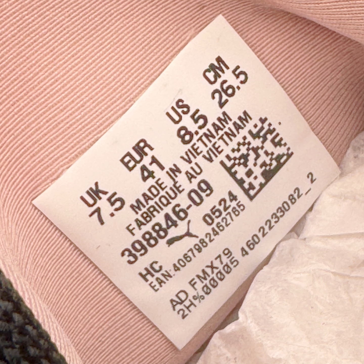 图片[10]-＃G版纯原 PUMA Speedca OG 彪马极速赛车系列低帮德训风拼接复古百搭休闲运动赛车鞋 口碑大厂出品 品控大底版型不断改良更新 全套原纸板楦头开发 确保原汁原味 完美呈现版型 一比一鞋头弧度高度鞋身弧度 独家私模原厂航空铝磨具打磨大底 鞋头坡度极致还原 无解鞋型 原盒原配 圈内天花板工艺 原厂玻璃冲刀 超高清洁度 全鞋零毛边皮料切割 原厂中底布 鞋款从80、90年代赛车手所穿的防火赛车鞋为原型，鞋身线条模仿了赛车的流线廓形，体现了空气动力学原理的结构。简约流畅的外观，恰好又和贯穿其中的Formstrip Logo融合恰到好处，视觉上细节丰富且协调。本次Speedcat OG鞋款归来，最大看点自然式保留了窄版鞋型以及薄底构造。这两年各品牌鞋底越做越厚，Speedcat反其道而行之，上脚几乎无鞋底的效果带来耳目一新的视觉体验。鞋面依旧是以质感细腻的麂皮材质打造，并且大面积近乎全包裹的使用，复古味道也愈发浓烈。配色上更是将最原始的黑色和红色带回，向F1赛车队的标志性队服致敬。相信让各位一眼种草的更多是出挑的大红色，上脚即可瞬间点亮整体造型，在以球鞋为核心的OOTD中脱颖而出。而另一款黑色则是低调的万金油，彰显新潮个性的同时又不喧宾夺主，也是热爱简约系穿搭朋友的首选。 尺码：35.5 36 37 37.5 38 38.5 39 40 40.5 41 42 42.5 43 44 44.5 45 46-选品中心