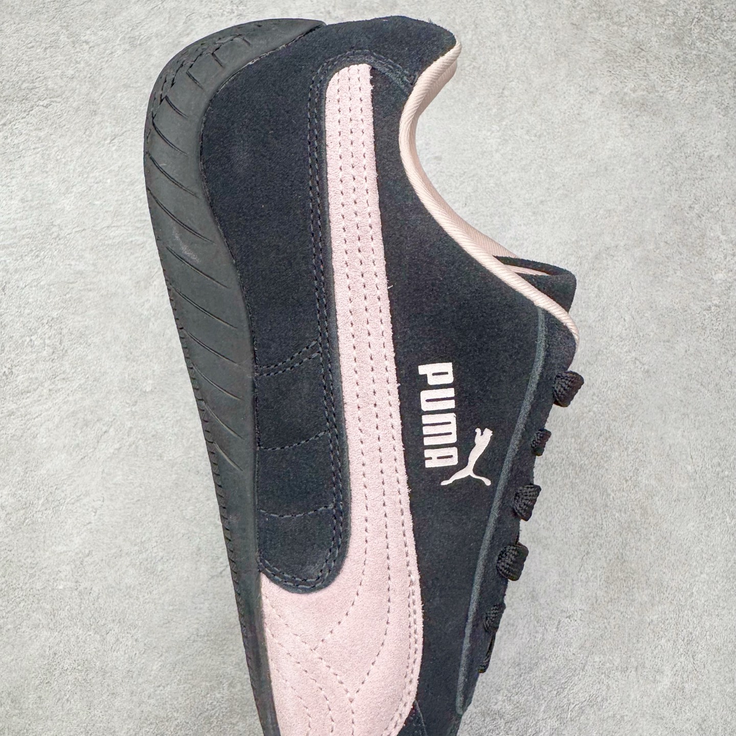 图片[6]-＃G版纯原 PUMA Speedca OG 彪马极速赛车系列低帮德训风拼接复古百搭休闲运动赛车鞋 口碑大厂出品 品控大底版型不断改良更新 全套原纸板楦头开发 确保原汁原味 完美呈现版型 一比一鞋头弧度高度鞋身弧度 独家私模原厂航空铝磨具打磨大底 鞋头坡度极致还原 无解鞋型 原盒原配 圈内天花板工艺 原厂玻璃冲刀 超高清洁度 全鞋零毛边皮料切割 原厂中底布 鞋款从80、90年代赛车手所穿的防火赛车鞋为原型，鞋身线条模仿了赛车的流线廓形，体现了空气动力学原理的结构。简约流畅的外观，恰好又和贯穿其中的Formstrip Logo融合恰到好处，视觉上细节丰富且协调。本次Speedcat OG鞋款归来，最大看点自然式保留了窄版鞋型以及薄底构造。这两年各品牌鞋底越做越厚，Speedcat反其道而行之，上脚几乎无鞋底的效果带来耳目一新的视觉体验。鞋面依旧是以质感细腻的麂皮材质打造，并且大面积近乎全包裹的使用，复古味道也愈发浓烈。配色上更是将最原始的黑色和红色带回，向F1赛车队的标志性队服致敬。相信让各位一眼种草的更多是出挑的大红色，上脚即可瞬间点亮整体造型，在以球鞋为核心的OOTD中脱颖而出。而另一款黑色则是低调的万金油，彰显新潮个性的同时又不喧宾夺主，也是热爱简约系穿搭朋友的首选。 尺码：35.5 36 37 37.5 38 38.5 39 40 40.5 41 42 42.5 43 44 44.5 45 46-选品中心