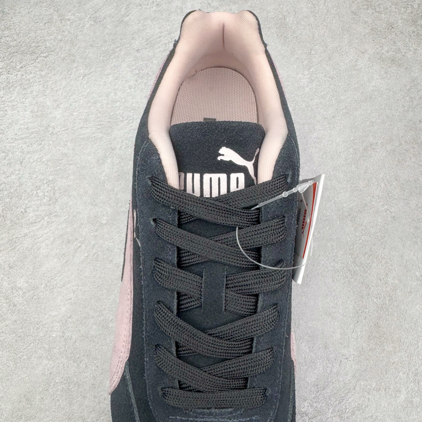 图片[5]-＃G版纯原 PUMA Speedca OG 彪马极速赛车系列低帮德训风拼接复古百搭休闲运动赛车鞋 口碑大厂出品 品控大底版型不断改良更新 全套原纸板楦头开发 确保原汁原味 完美呈现版型 一比一鞋头弧度高度鞋身弧度 独家私模原厂航空铝磨具打磨大底 鞋头坡度极致还原 无解鞋型 原盒原配 圈内天花板工艺 原厂玻璃冲刀 超高清洁度 全鞋零毛边皮料切割 原厂中底布 鞋款从80、90年代赛车手所穿的防火赛车鞋为原型，鞋身线条模仿了赛车的流线廓形，体现了空气动力学原理的结构。简约流畅的外观，恰好又和贯穿其中的Formstrip Logo融合恰到好处，视觉上细节丰富且协调。本次Speedcat OG鞋款归来，最大看点自然式保留了窄版鞋型以及薄底构造。这两年各品牌鞋底越做越厚，Speedcat反其道而行之，上脚几乎无鞋底的效果带来耳目一新的视觉体验。鞋面依旧是以质感细腻的麂皮材质打造，并且大面积近乎全包裹的使用，复古味道也愈发浓烈。配色上更是将最原始的黑色和红色带回，向F1赛车队的标志性队服致敬。相信让各位一眼种草的更多是出挑的大红色，上脚即可瞬间点亮整体造型，在以球鞋为核心的OOTD中脱颖而出。而另一款黑色则是低调的万金油，彰显新潮个性的同时又不喧宾夺主，也是热爱简约系穿搭朋友的首选。 尺码：35.5 36 37 37.5 38 38.5 39 40 40.5 41 42 42.5 43 44 44.5 45 46-选品中心