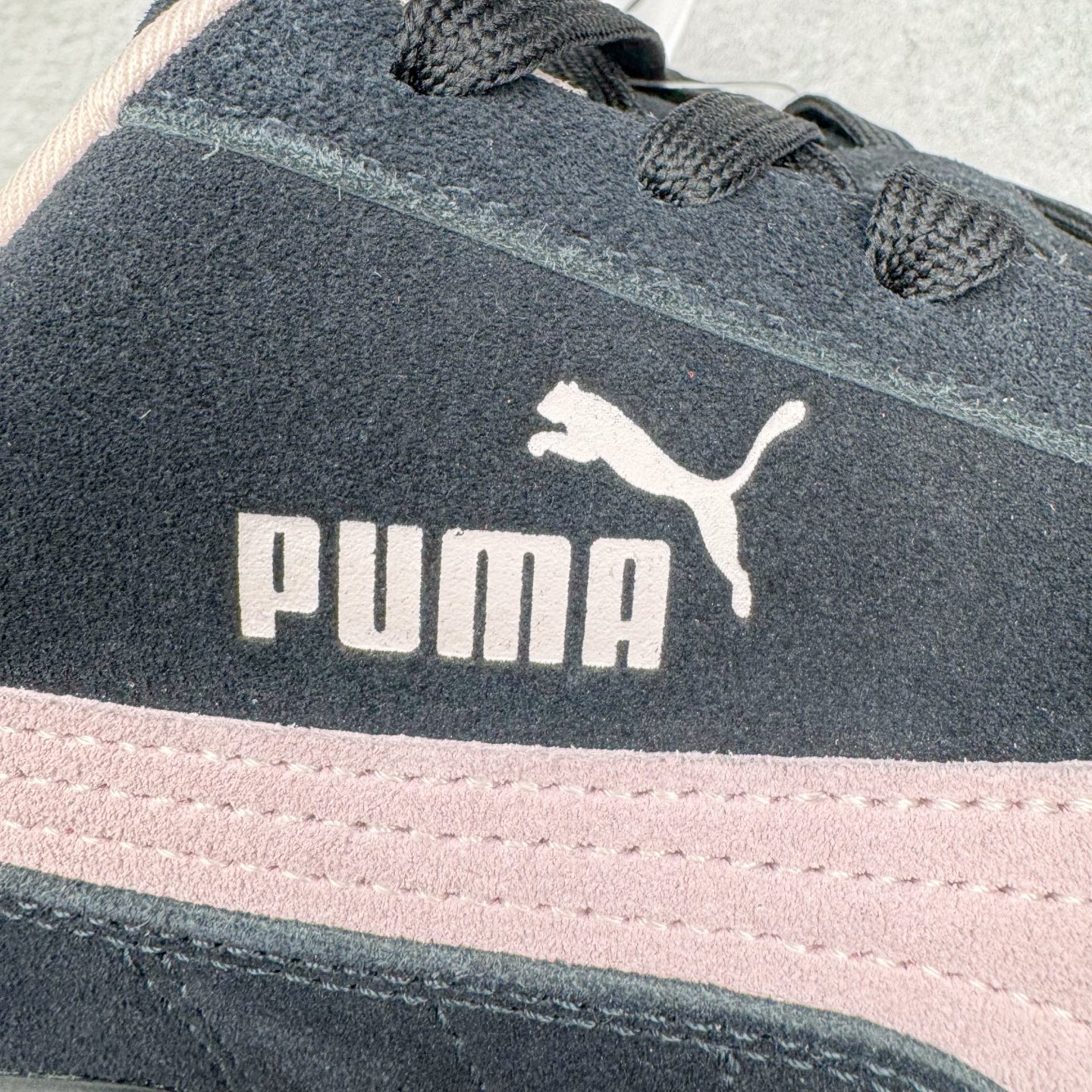 图片[13]-＃G版纯原 PUMA Speedca OG 彪马极速赛车系列低帮德训风拼接复古百搭休闲运动赛车鞋 口碑大厂出品 品控大底版型不断改良更新 全套原纸板楦头开发 确保原汁原味 完美呈现版型 一比一鞋头弧度高度鞋身弧度 独家私模原厂航空铝磨具打磨大底 鞋头坡度极致还原 无解鞋型 原盒原配 圈内天花板工艺 原厂玻璃冲刀 超高清洁度 全鞋零毛边皮料切割 原厂中底布 鞋款从80、90年代赛车手所穿的防火赛车鞋为原型，鞋身线条模仿了赛车的流线廓形，体现了空气动力学原理的结构。简约流畅的外观，恰好又和贯穿其中的Formstrip Logo融合恰到好处，视觉上细节丰富且协调。本次Speedcat OG鞋款归来，最大看点自然式保留了窄版鞋型以及薄底构造。这两年各品牌鞋底越做越厚，Speedcat反其道而行之，上脚几乎无鞋底的效果带来耳目一新的视觉体验。鞋面依旧是以质感细腻的麂皮材质打造，并且大面积近乎全包裹的使用，复古味道也愈发浓烈。配色上更是将最原始的黑色和红色带回，向F1赛车队的标志性队服致敬。相信让各位一眼种草的更多是出挑的大红色，上脚即可瞬间点亮整体造型，在以球鞋为核心的OOTD中脱颖而出。而另一款黑色则是低调的万金油，彰显新潮个性的同时又不喧宾夺主，也是热爱简约系穿搭朋友的首选。 尺码：35.5 36 37 37.5 38 38.5 39 40 40.5 41 42 42.5 43 44 44.5 45 46-选品中心
