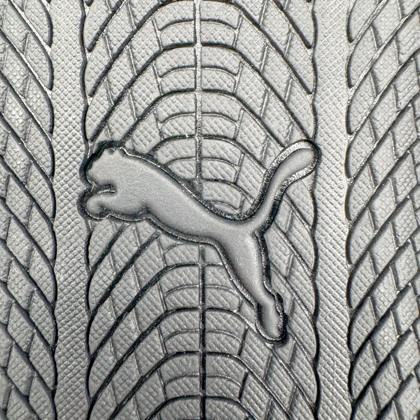 图片[15]-＃G版纯原 PUMA Speedca OG 彪马极速赛车系列低帮德训风拼接复古百搭休闲运动赛车鞋 口碑大厂出品 品控大底版型不断改良更新 全套原纸板楦头开发 确保原汁原味 完美呈现版型 一比一鞋头弧度高度鞋身弧度 独家私模原厂航空铝磨具打磨大底 鞋头坡度极致还原 无解鞋型 原盒原配 圈内天花板工艺 原厂玻璃冲刀 超高清洁度 全鞋零毛边皮料切割 原厂中底布 鞋款从80、90年代赛车手所穿的防火赛车鞋为原型，鞋身线条模仿了赛车的流线廓形，体现了空气动力学原理的结构。简约流畅的外观，恰好又和贯穿其中的Formstrip Logo融合恰到好处，视觉上细节丰富且协调。本次Speedcat OG鞋款归来，最大看点自然式保留了窄版鞋型以及薄底构造。这两年各品牌鞋底越做越厚，Speedcat反其道而行之，上脚几乎无鞋底的效果带来耳目一新的视觉体验。鞋面依旧是以质感细腻的麂皮材质打造，并且大面积近乎全包裹的使用，复古味道也愈发浓烈。配色上更是将最原始的黑色和红色带回，向F1赛车队的标志性队服致敬。相信让各位一眼种草的更多是出挑的大红色，上脚即可瞬间点亮整体造型，在以球鞋为核心的OOTD中脱颖而出。而另一款黑色则是低调的万金油，彰显新潮个性的同时又不喧宾夺主，也是热爱简约系穿搭朋友的首选。 尺码：35.5 36 37 37.5 38 38.5 39 40 40.5 41 42 42.5 43 44 44.5 45 46-选品中心