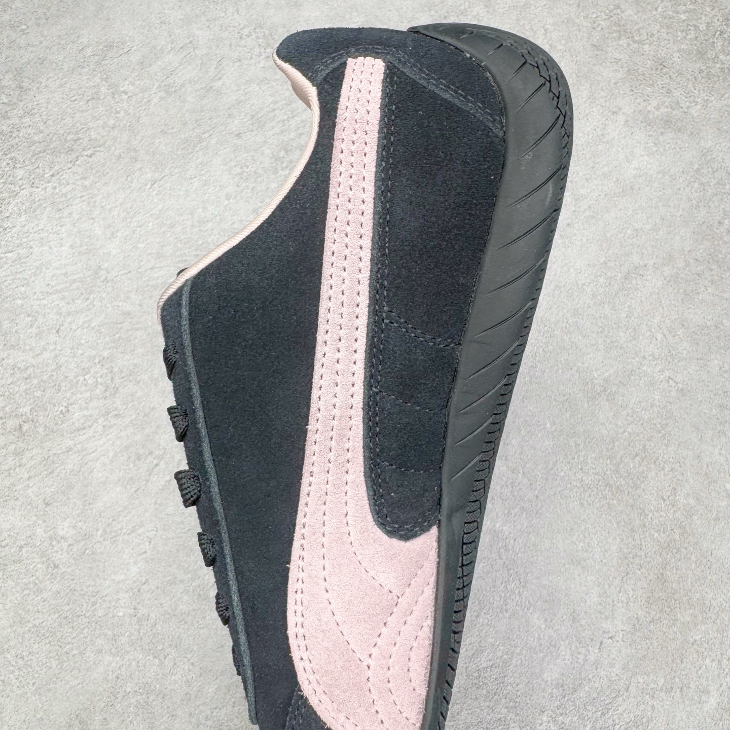 图片[7]-＃G版纯原 PUMA Speedca OG 彪马极速赛车系列低帮德训风拼接复古百搭休闲运动赛车鞋 口碑大厂出品 品控大底版型不断改良更新 全套原纸板楦头开发 确保原汁原味 完美呈现版型 一比一鞋头弧度高度鞋身弧度 独家私模原厂航空铝磨具打磨大底 鞋头坡度极致还原 无解鞋型 原盒原配 圈内天花板工艺 原厂玻璃冲刀 超高清洁度 全鞋零毛边皮料切割 原厂中底布 鞋款从80、90年代赛车手所穿的防火赛车鞋为原型，鞋身线条模仿了赛车的流线廓形，体现了空气动力学原理的结构。简约流畅的外观，恰好又和贯穿其中的Formstrip Logo融合恰到好处，视觉上细节丰富且协调。本次Speedcat OG鞋款归来，最大看点自然式保留了窄版鞋型以及薄底构造。这两年各品牌鞋底越做越厚，Speedcat反其道而行之，上脚几乎无鞋底的效果带来耳目一新的视觉体验。鞋面依旧是以质感细腻的麂皮材质打造，并且大面积近乎全包裹的使用，复古味道也愈发浓烈。配色上更是将最原始的黑色和红色带回，向F1赛车队的标志性队服致敬。相信让各位一眼种草的更多是出挑的大红色，上脚即可瞬间点亮整体造型，在以球鞋为核心的OOTD中脱颖而出。而另一款黑色则是低调的万金油，彰显新潮个性的同时又不喧宾夺主，也是热爱简约系穿搭朋友的首选。 尺码：35.5 36 37 37.5 38 38.5 39 40 40.5 41 42 42.5 43 44 44.5 45 46-选品中心