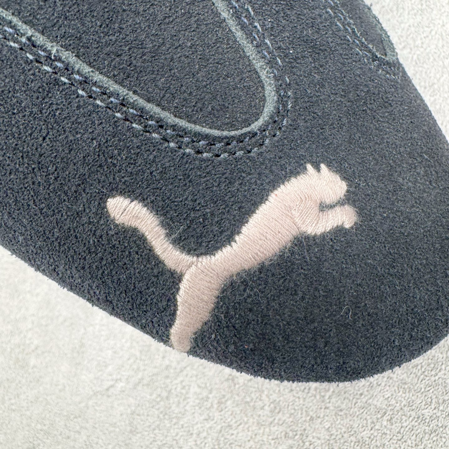 图片[12]-＃G版纯原 PUMA Speedca OG 彪马极速赛车系列低帮德训风拼接复古百搭休闲运动赛车鞋 口碑大厂出品 品控大底版型不断改良更新 全套原纸板楦头开发 确保原汁原味 完美呈现版型 一比一鞋头弧度高度鞋身弧度 独家私模原厂航空铝磨具打磨大底 鞋头坡度极致还原 无解鞋型 原盒原配 圈内天花板工艺 原厂玻璃冲刀 超高清洁度 全鞋零毛边皮料切割 原厂中底布 鞋款从80、90年代赛车手所穿的防火赛车鞋为原型，鞋身线条模仿了赛车的流线廓形，体现了空气动力学原理的结构。简约流畅的外观，恰好又和贯穿其中的Formstrip Logo融合恰到好处，视觉上细节丰富且协调。本次Speedcat OG鞋款归来，最大看点自然式保留了窄版鞋型以及薄底构造。这两年各品牌鞋底越做越厚，Speedcat反其道而行之，上脚几乎无鞋底的效果带来耳目一新的视觉体验。鞋面依旧是以质感细腻的麂皮材质打造，并且大面积近乎全包裹的使用，复古味道也愈发浓烈。配色上更是将最原始的黑色和红色带回，向F1赛车队的标志性队服致敬。相信让各位一眼种草的更多是出挑的大红色，上脚即可瞬间点亮整体造型，在以球鞋为核心的OOTD中脱颖而出。而另一款黑色则是低调的万金油，彰显新潮个性的同时又不喧宾夺主，也是热爱简约系穿搭朋友的首选。 尺码：35.5 36 37 37.5 38 38.5 39 40 40.5 41 42 42.5 43 44 44.5 45 46-选品中心