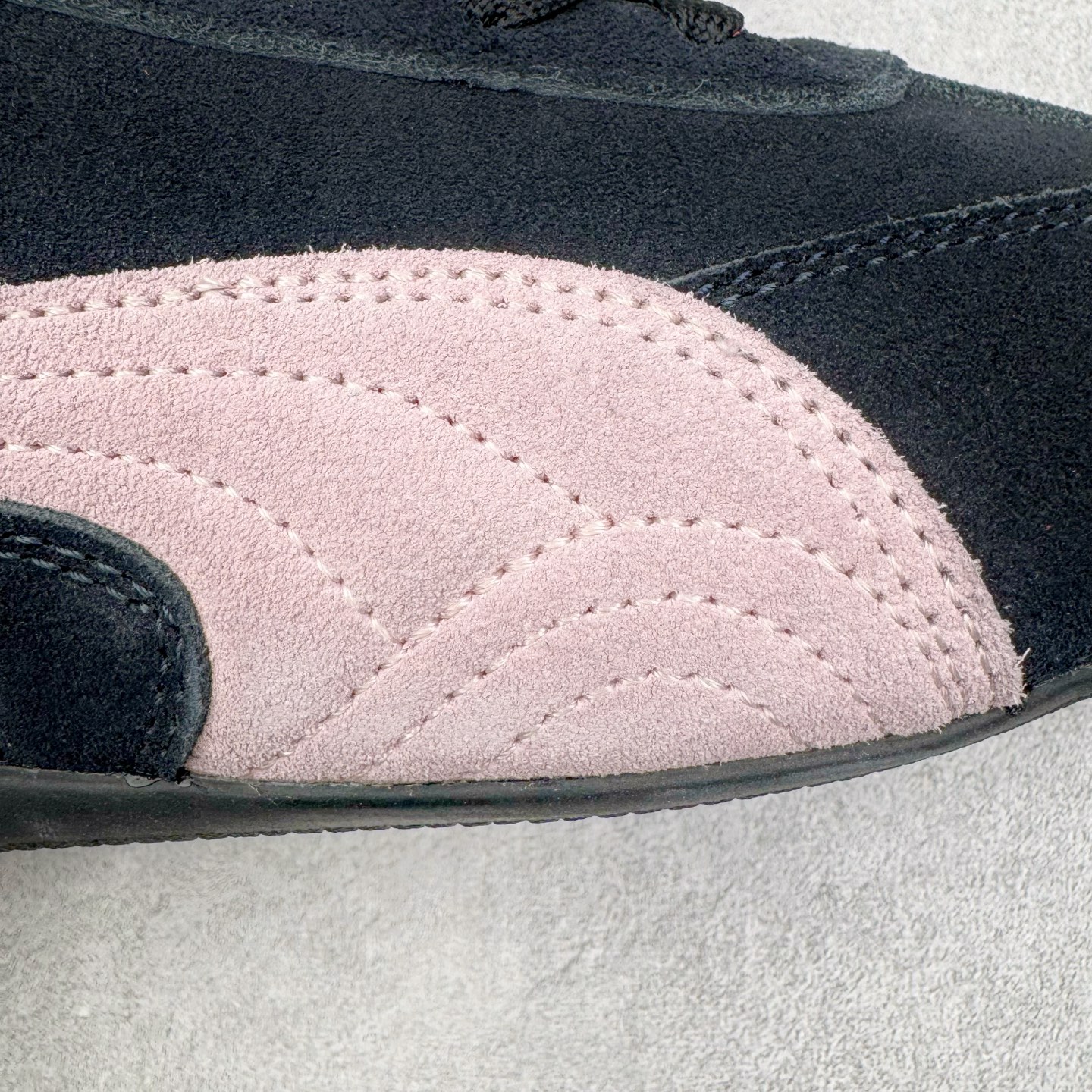 图片[14]-＃G版纯原 PUMA Speedca OG 彪马极速赛车系列低帮德训风拼接复古百搭休闲运动赛车鞋 口碑大厂出品 品控大底版型不断改良更新 全套原纸板楦头开发 确保原汁原味 完美呈现版型 一比一鞋头弧度高度鞋身弧度 独家私模原厂航空铝磨具打磨大底 鞋头坡度极致还原 无解鞋型 原盒原配 圈内天花板工艺 原厂玻璃冲刀 超高清洁度 全鞋零毛边皮料切割 原厂中底布 鞋款从80、90年代赛车手所穿的防火赛车鞋为原型，鞋身线条模仿了赛车的流线廓形，体现了空气动力学原理的结构。简约流畅的外观，恰好又和贯穿其中的Formstrip Logo融合恰到好处，视觉上细节丰富且协调。本次Speedcat OG鞋款归来，最大看点自然式保留了窄版鞋型以及薄底构造。这两年各品牌鞋底越做越厚，Speedcat反其道而行之，上脚几乎无鞋底的效果带来耳目一新的视觉体验。鞋面依旧是以质感细腻的麂皮材质打造，并且大面积近乎全包裹的使用，复古味道也愈发浓烈。配色上更是将最原始的黑色和红色带回，向F1赛车队的标志性队服致敬。相信让各位一眼种草的更多是出挑的大红色，上脚即可瞬间点亮整体造型，在以球鞋为核心的OOTD中脱颖而出。而另一款黑色则是低调的万金油，彰显新潮个性的同时又不喧宾夺主，也是热爱简约系穿搭朋友的首选。 尺码：35.5 36 37 37.5 38 38.5 39 40 40.5 41 42 42.5 43 44 44.5 45 46-选品中心