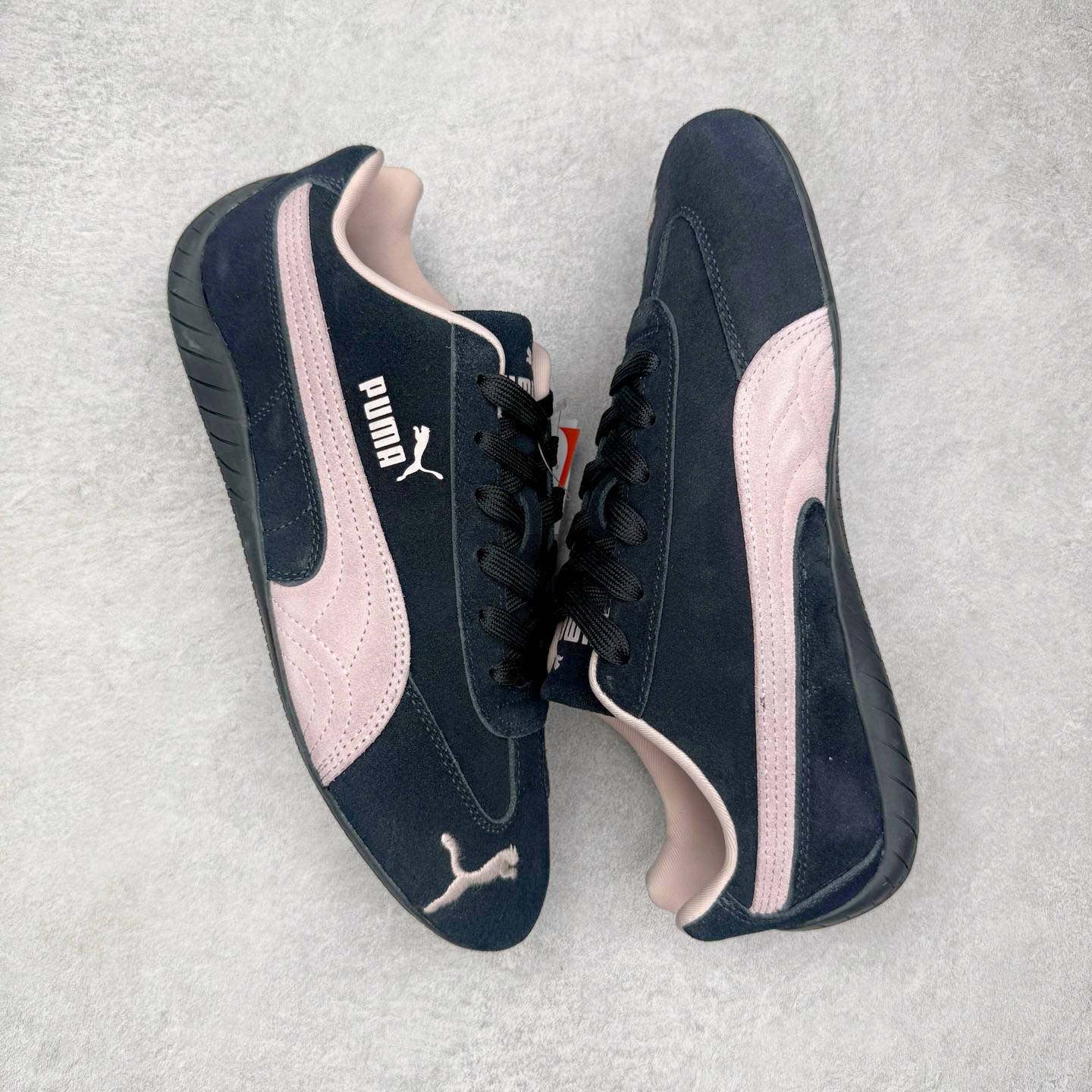 图片[3]-＃G版纯原 PUMA Speedca OG 彪马极速赛车系列低帮德训风拼接复古百搭休闲运动赛车鞋 口碑大厂出品 品控大底版型不断改良更新 全套原纸板楦头开发 确保原汁原味 完美呈现版型 一比一鞋头弧度高度鞋身弧度 独家私模原厂航空铝磨具打磨大底 鞋头坡度极致还原 无解鞋型 原盒原配 圈内天花板工艺 原厂玻璃冲刀 超高清洁度 全鞋零毛边皮料切割 原厂中底布 鞋款从80、90年代赛车手所穿的防火赛车鞋为原型，鞋身线条模仿了赛车的流线廓形，体现了空气动力学原理的结构。简约流畅的外观，恰好又和贯穿其中的Formstrip Logo融合恰到好处，视觉上细节丰富且协调。本次Speedcat OG鞋款归来，最大看点自然式保留了窄版鞋型以及薄底构造。这两年各品牌鞋底越做越厚，Speedcat反其道而行之，上脚几乎无鞋底的效果带来耳目一新的视觉体验。鞋面依旧是以质感细腻的麂皮材质打造，并且大面积近乎全包裹的使用，复古味道也愈发浓烈。配色上更是将最原始的黑色和红色带回，向F1赛车队的标志性队服致敬。相信让各位一眼种草的更多是出挑的大红色，上脚即可瞬间点亮整体造型，在以球鞋为核心的OOTD中脱颖而出。而另一款黑色则是低调的万金油，彰显新潮个性的同时又不喧宾夺主，也是热爱简约系穿搭朋友的首选。 尺码：35.5 36 37 37.5 38 38.5 39 40 40.5 41 42 42.5 43 44 44.5 45 46-选品中心