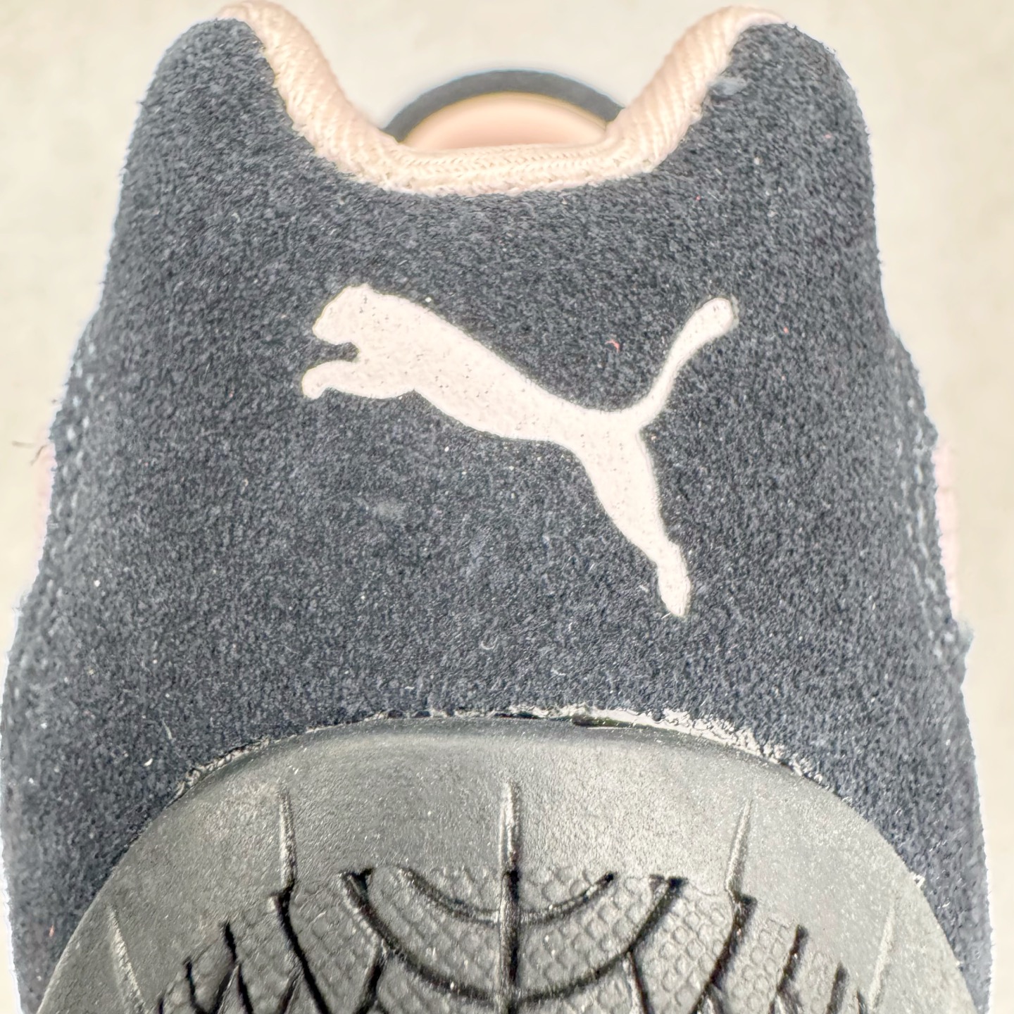 图片[16]-＃G版纯原 PUMA Speedca OG 彪马极速赛车系列低帮德训风拼接复古百搭休闲运动赛车鞋 口碑大厂出品 品控大底版型不断改良更新 全套原纸板楦头开发 确保原汁原味 完美呈现版型 一比一鞋头弧度高度鞋身弧度 独家私模原厂航空铝磨具打磨大底 鞋头坡度极致还原 无解鞋型 原盒原配 圈内天花板工艺 原厂玻璃冲刀 超高清洁度 全鞋零毛边皮料切割 原厂中底布 鞋款从80、90年代赛车手所穿的防火赛车鞋为原型，鞋身线条模仿了赛车的流线廓形，体现了空气动力学原理的结构。简约流畅的外观，恰好又和贯穿其中的Formstrip Logo融合恰到好处，视觉上细节丰富且协调。本次Speedcat OG鞋款归来，最大看点自然式保留了窄版鞋型以及薄底构造。这两年各品牌鞋底越做越厚，Speedcat反其道而行之，上脚几乎无鞋底的效果带来耳目一新的视觉体验。鞋面依旧是以质感细腻的麂皮材质打造，并且大面积近乎全包裹的使用，复古味道也愈发浓烈。配色上更是将最原始的黑色和红色带回，向F1赛车队的标志性队服致敬。相信让各位一眼种草的更多是出挑的大红色，上脚即可瞬间点亮整体造型，在以球鞋为核心的OOTD中脱颖而出。而另一款黑色则是低调的万金油，彰显新潮个性的同时又不喧宾夺主，也是热爱简约系穿搭朋友的首选。 尺码：35.5 36 37 37.5 38 38.5 39 40 40.5 41 42 42.5 43 44 44.5 45 46-选品中心