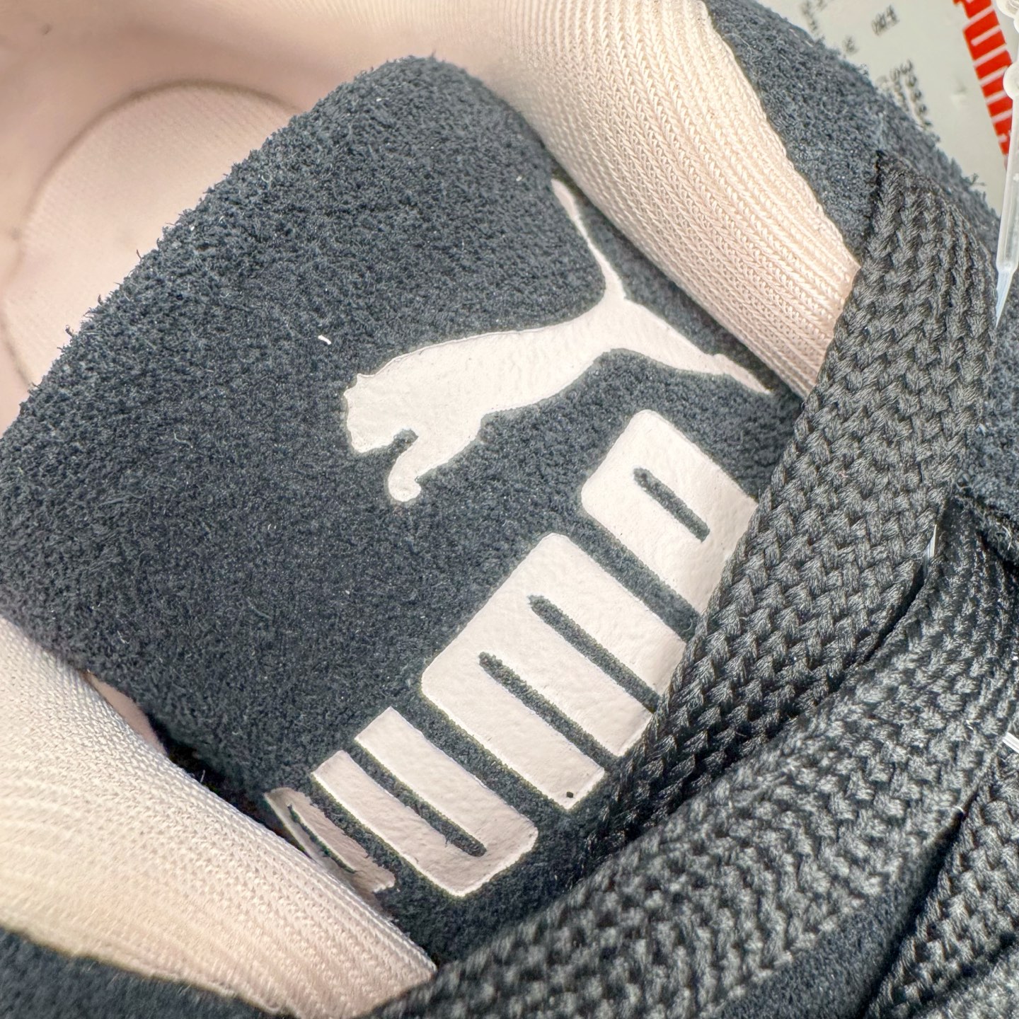 图片[11]-＃G版纯原 PUMA Speedca OG 彪马极速赛车系列低帮德训风拼接复古百搭休闲运动赛车鞋 口碑大厂出品 品控大底版型不断改良更新 全套原纸板楦头开发 确保原汁原味 完美呈现版型 一比一鞋头弧度高度鞋身弧度 独家私模原厂航空铝磨具打磨大底 鞋头坡度极致还原 无解鞋型 原盒原配 圈内天花板工艺 原厂玻璃冲刀 超高清洁度 全鞋零毛边皮料切割 原厂中底布 鞋款从80、90年代赛车手所穿的防火赛车鞋为原型，鞋身线条模仿了赛车的流线廓形，体现了空气动力学原理的结构。简约流畅的外观，恰好又和贯穿其中的Formstrip Logo融合恰到好处，视觉上细节丰富且协调。本次Speedcat OG鞋款归来，最大看点自然式保留了窄版鞋型以及薄底构造。这两年各品牌鞋底越做越厚，Speedcat反其道而行之，上脚几乎无鞋底的效果带来耳目一新的视觉体验。鞋面依旧是以质感细腻的麂皮材质打造，并且大面积近乎全包裹的使用，复古味道也愈发浓烈。配色上更是将最原始的黑色和红色带回，向F1赛车队的标志性队服致敬。相信让各位一眼种草的更多是出挑的大红色，上脚即可瞬间点亮整体造型，在以球鞋为核心的OOTD中脱颖而出。而另一款黑色则是低调的万金油，彰显新潮个性的同时又不喧宾夺主，也是热爱简约系穿搭朋友的首选。 尺码：35.5 36 37 37.5 38 38.5 39 40 40.5 41 42 42.5 43 44 44.5 45 46-选品中心