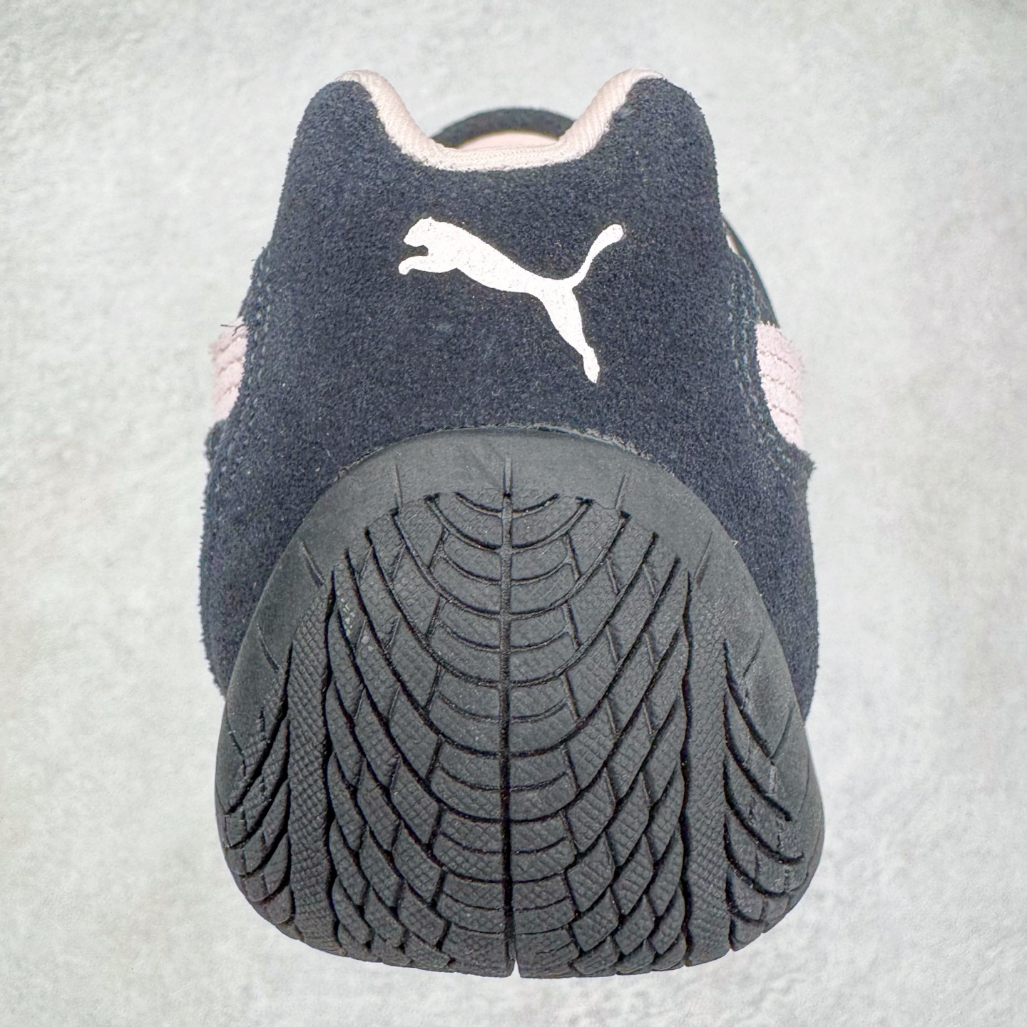 图片[8]-＃G版纯原 PUMA Speedca OG 彪马极速赛车系列低帮德训风拼接复古百搭休闲运动赛车鞋 口碑大厂出品 品控大底版型不断改良更新 全套原纸板楦头开发 确保原汁原味 完美呈现版型 一比一鞋头弧度高度鞋身弧度 独家私模原厂航空铝磨具打磨大底 鞋头坡度极致还原 无解鞋型 原盒原配 圈内天花板工艺 原厂玻璃冲刀 超高清洁度 全鞋零毛边皮料切割 原厂中底布 鞋款从80、90年代赛车手所穿的防火赛车鞋为原型，鞋身线条模仿了赛车的流线廓形，体现了空气动力学原理的结构。简约流畅的外观，恰好又和贯穿其中的Formstrip Logo融合恰到好处，视觉上细节丰富且协调。本次Speedcat OG鞋款归来，最大看点自然式保留了窄版鞋型以及薄底构造。这两年各品牌鞋底越做越厚，Speedcat反其道而行之，上脚几乎无鞋底的效果带来耳目一新的视觉体验。鞋面依旧是以质感细腻的麂皮材质打造，并且大面积近乎全包裹的使用，复古味道也愈发浓烈。配色上更是将最原始的黑色和红色带回，向F1赛车队的标志性队服致敬。相信让各位一眼种草的更多是出挑的大红色，上脚即可瞬间点亮整体造型，在以球鞋为核心的OOTD中脱颖而出。而另一款黑色则是低调的万金油，彰显新潮个性的同时又不喧宾夺主，也是热爱简约系穿搭朋友的首选。 尺码：35.5 36 37 37.5 38 38.5 39 40 40.5 41 42 42.5 43 44 44.5 45 46-选品中心