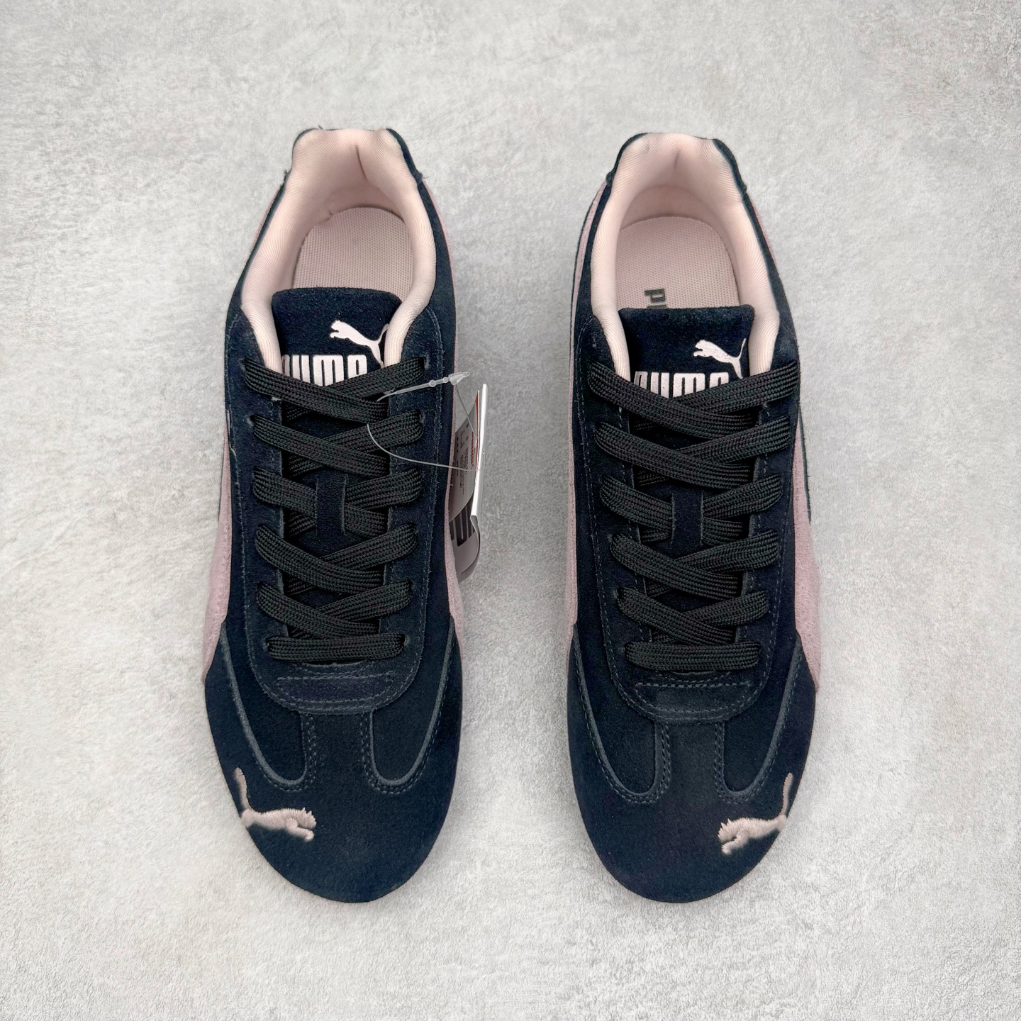 图片[2]-＃G版纯原 PUMA Speedca OG 彪马极速赛车系列低帮德训风拼接复古百搭休闲运动赛车鞋 口碑大厂出品 品控大底版型不断改良更新 全套原纸板楦头开发 确保原汁原味 完美呈现版型 一比一鞋头弧度高度鞋身弧度 独家私模原厂航空铝磨具打磨大底 鞋头坡度极致还原 无解鞋型 原盒原配 圈内天花板工艺 原厂玻璃冲刀 超高清洁度 全鞋零毛边皮料切割 原厂中底布 鞋款从80、90年代赛车手所穿的防火赛车鞋为原型，鞋身线条模仿了赛车的流线廓形，体现了空气动力学原理的结构。简约流畅的外观，恰好又和贯穿其中的Formstrip Logo融合恰到好处，视觉上细节丰富且协调。本次Speedcat OG鞋款归来，最大看点自然式保留了窄版鞋型以及薄底构造。这两年各品牌鞋底越做越厚，Speedcat反其道而行之，上脚几乎无鞋底的效果带来耳目一新的视觉体验。鞋面依旧是以质感细腻的麂皮材质打造，并且大面积近乎全包裹的使用，复古味道也愈发浓烈。配色上更是将最原始的黑色和红色带回，向F1赛车队的标志性队服致敬。相信让各位一眼种草的更多是出挑的大红色，上脚即可瞬间点亮整体造型，在以球鞋为核心的OOTD中脱颖而出。而另一款黑色则是低调的万金油，彰显新潮个性的同时又不喧宾夺主，也是热爱简约系穿搭朋友的首选。 尺码：35.5 36 37 37.5 38 38.5 39 40 40.5 41 42 42.5 43 44 44.5 45 46-选品中心