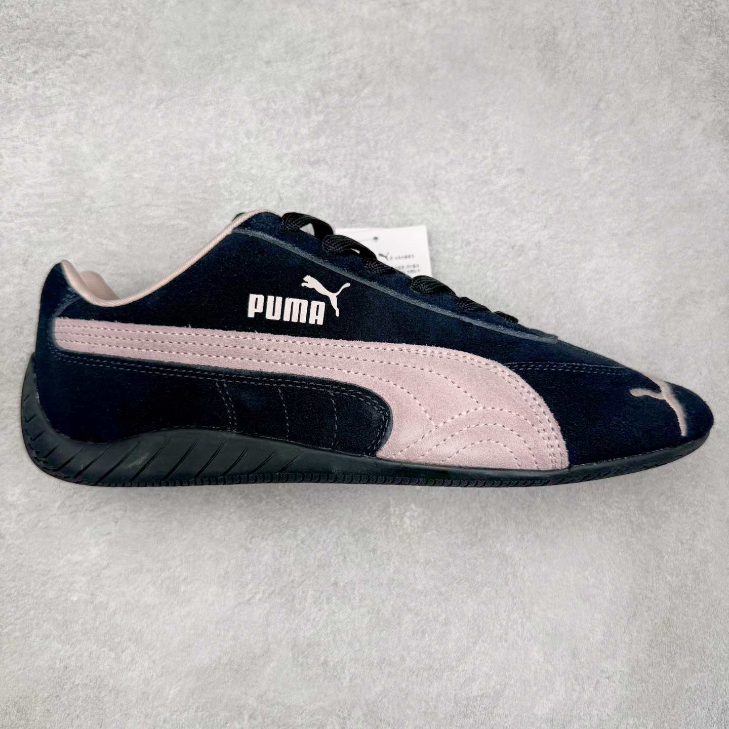 ＃G版纯原 PUMA Speedca OG 彪马极速赛车系列低帮德训风拼接复古百搭休闲运动赛车鞋 口碑大厂出品 品控大底版型不断改良更新 全套原纸板楦头开发 确保原汁原味 完美呈现版型 一比一鞋头弧度高度鞋身弧度 独家私模原厂航空铝磨具打磨大底 鞋头坡度极致还原 无解鞋型 原盒原配 圈内天花板工艺 原厂玻璃冲刀 超高清洁度 全鞋零毛边皮料切割 原厂中底布 鞋款从80、90年代赛车手所穿的防火赛车鞋为原型，鞋身线条模仿了赛车的流线廓形，体现了空气动力学原理的结构。简约流畅的外观，恰好又和贯穿其中的Formstrip Logo融合恰到好处，视觉上细节丰富且协调。本次Speedcat OG鞋款归来，最大看点自然式保留了窄版鞋型以及薄底构造。这两年各品牌鞋底越做越厚，Speedcat反其道而行之，上脚几乎无鞋底的效果带来耳目一新的视觉体验。鞋面依旧是以质感细腻的麂皮材质打造，并且大面积近乎全包裹的使用，复古味道也愈发浓烈。配色上更是将最原始的黑色和红色带回，向F1赛车队的标志性队服致敬。相信让各位一眼种草的更多是出挑的大红色，上脚即可瞬间点亮整体造型，在以球鞋为核心的OOTD中脱颖而出。而另一款黑色则是低调的万金油，彰显新潮个性的同时又不喧宾夺主，也是热爱简约系穿搭朋友的首选。 尺码：35.5 36 37 37.5 38 38.5 39 40 40.5 41 42 42.5 43 44 44.5 45 46-选品中心