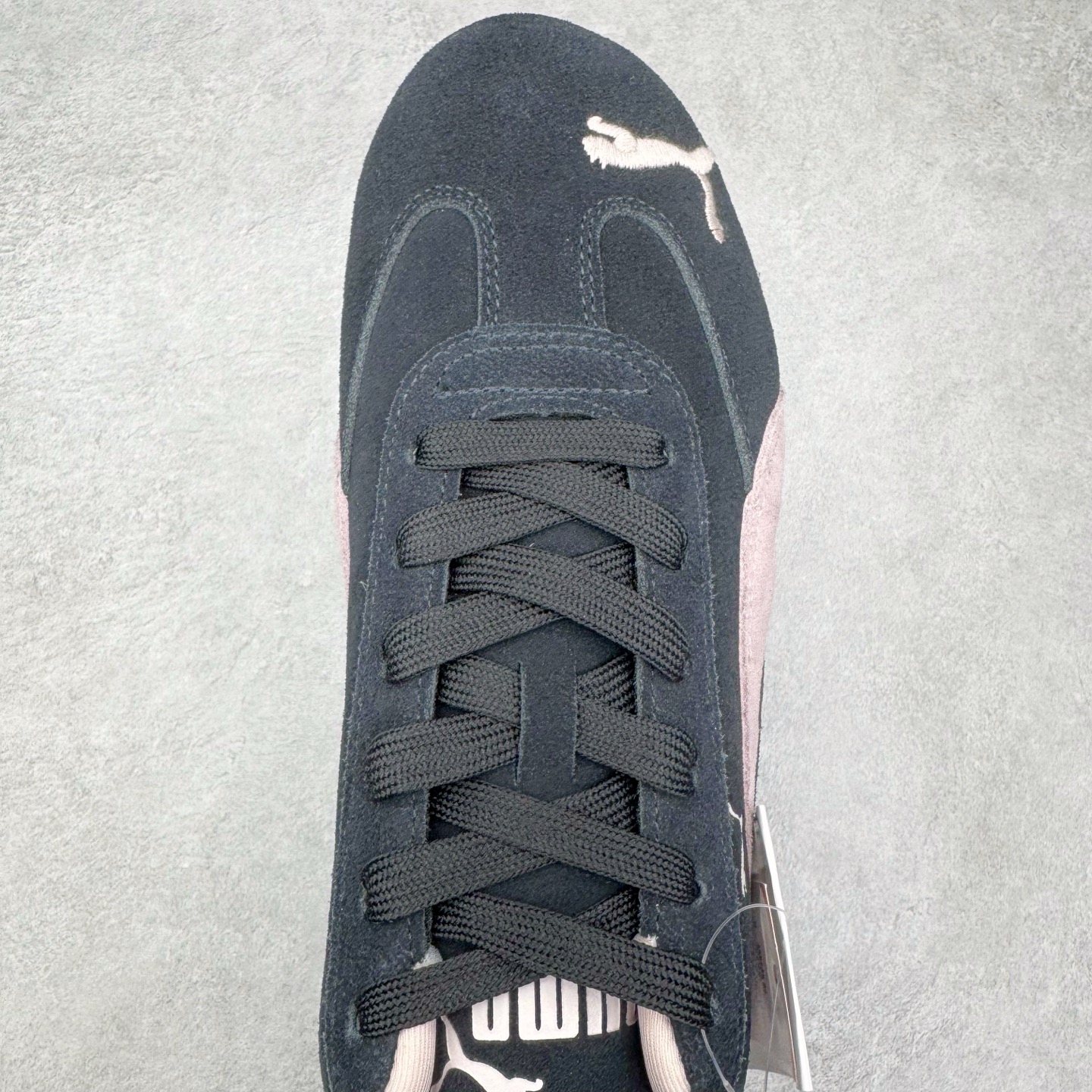 图片[4]-＃G版纯原 PUMA Speedca OG 彪马极速赛车系列低帮德训风拼接复古百搭休闲运动赛车鞋 口碑大厂出品 品控大底版型不断改良更新 全套原纸板楦头开发 确保原汁原味 完美呈现版型 一比一鞋头弧度高度鞋身弧度 独家私模原厂航空铝磨具打磨大底 鞋头坡度极致还原 无解鞋型 原盒原配 圈内天花板工艺 原厂玻璃冲刀 超高清洁度 全鞋零毛边皮料切割 原厂中底布 鞋款从80、90年代赛车手所穿的防火赛车鞋为原型，鞋身线条模仿了赛车的流线廓形，体现了空气动力学原理的结构。简约流畅的外观，恰好又和贯穿其中的Formstrip Logo融合恰到好处，视觉上细节丰富且协调。本次Speedcat OG鞋款归来，最大看点自然式保留了窄版鞋型以及薄底构造。这两年各品牌鞋底越做越厚，Speedcat反其道而行之，上脚几乎无鞋底的效果带来耳目一新的视觉体验。鞋面依旧是以质感细腻的麂皮材质打造，并且大面积近乎全包裹的使用，复古味道也愈发浓烈。配色上更是将最原始的黑色和红色带回，向F1赛车队的标志性队服致敬。相信让各位一眼种草的更多是出挑的大红色，上脚即可瞬间点亮整体造型，在以球鞋为核心的OOTD中脱颖而出。而另一款黑色则是低调的万金油，彰显新潮个性的同时又不喧宾夺主，也是热爱简约系穿搭朋友的首选。 尺码：35.5 36 37 37.5 38 38.5 39 40 40.5 41 42 42.5 43 44 44.5 45 46-选品中心