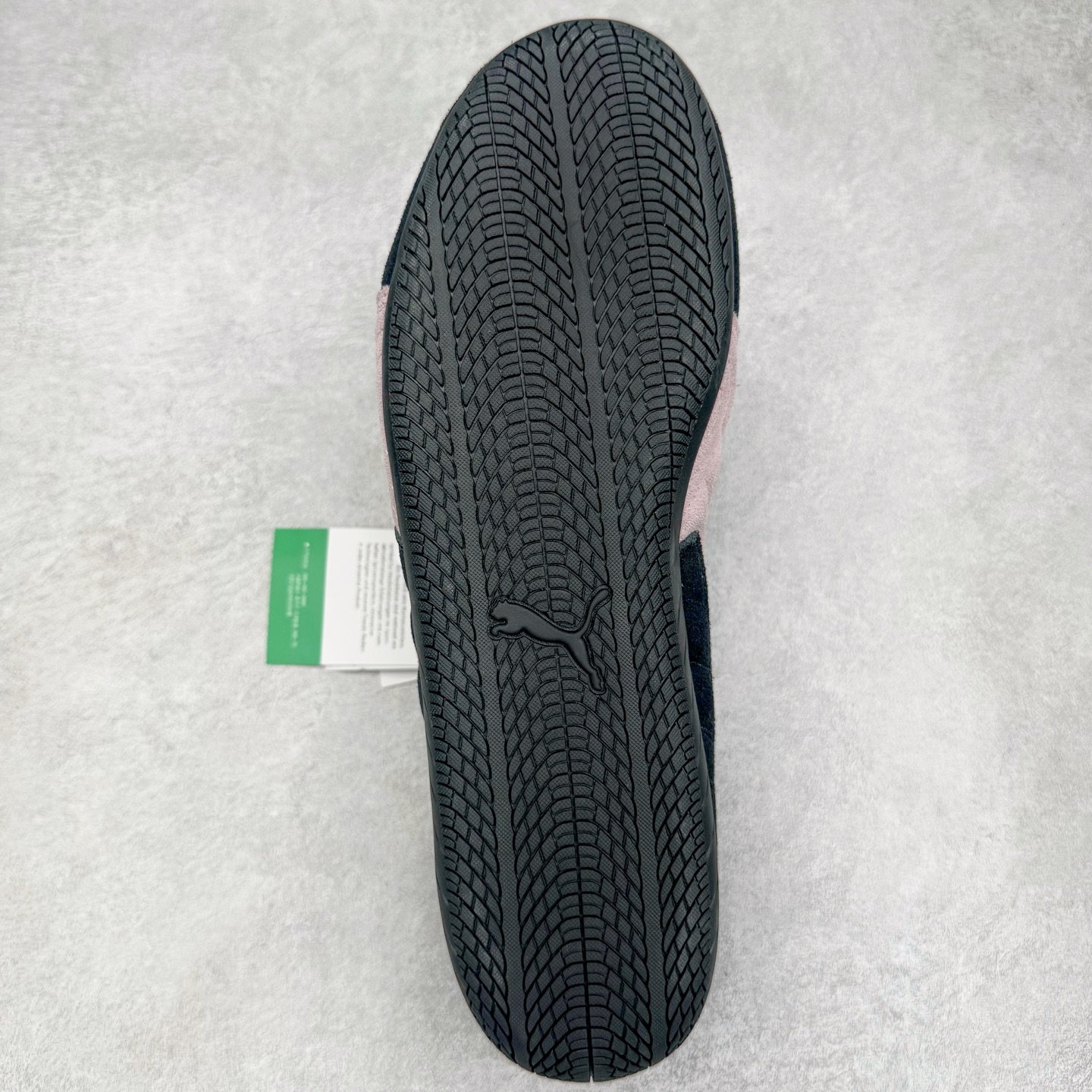 图片[9]-＃G版纯原 PUMA Speedca OG 彪马极速赛车系列低帮德训风拼接复古百搭休闲运动赛车鞋 口碑大厂出品 品控大底版型不断改良更新 全套原纸板楦头开发 确保原汁原味 完美呈现版型 一比一鞋头弧度高度鞋身弧度 独家私模原厂航空铝磨具打磨大底 鞋头坡度极致还原 无解鞋型 原盒原配 圈内天花板工艺 原厂玻璃冲刀 超高清洁度 全鞋零毛边皮料切割 原厂中底布 鞋款从80、90年代赛车手所穿的防火赛车鞋为原型，鞋身线条模仿了赛车的流线廓形，体现了空气动力学原理的结构。简约流畅的外观，恰好又和贯穿其中的Formstrip Logo融合恰到好处，视觉上细节丰富且协调。本次Speedcat OG鞋款归来，最大看点自然式保留了窄版鞋型以及薄底构造。这两年各品牌鞋底越做越厚，Speedcat反其道而行之，上脚几乎无鞋底的效果带来耳目一新的视觉体验。鞋面依旧是以质感细腻的麂皮材质打造，并且大面积近乎全包裹的使用，复古味道也愈发浓烈。配色上更是将最原始的黑色和红色带回，向F1赛车队的标志性队服致敬。相信让各位一眼种草的更多是出挑的大红色，上脚即可瞬间点亮整体造型，在以球鞋为核心的OOTD中脱颖而出。而另一款黑色则是低调的万金油，彰显新潮个性的同时又不喧宾夺主，也是热爱简约系穿搭朋友的首选。 尺码：35.5 36 37 37.5 38 38.5 39 40 40.5 41 42 42.5 43 44 44.5 45 46-选品中心