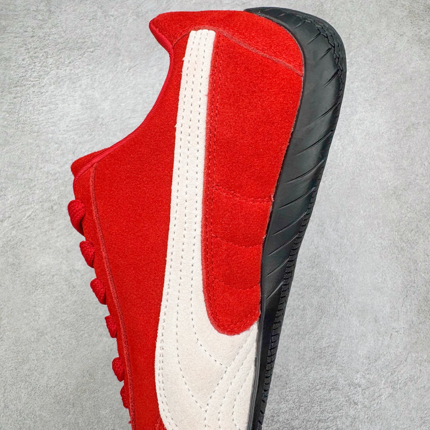 图片[7]-＃G版纯原 PUMA Speedca OG 彪马极速赛车系列低帮德训风拼接复古百搭休闲运动赛车鞋 口碑大厂出品 品控大底版型不断改良更新 全套原纸板楦头开发 确保原汁原味 完美呈现版型 一比一鞋头弧度高度鞋身弧度 独家私模原厂航空铝磨具打磨大底 鞋头坡度极致还原 无解鞋型 原盒原配 圈内天花板工艺 原厂玻璃冲刀 超高清洁度 全鞋零毛边皮料切割 原厂中底布 鞋款从80、90年代赛车手所穿的防火赛车鞋为原型，鞋身线条模仿了赛车的流线廓形，体现了空气动力学原理的结构。简约流畅的外观，恰好又和贯穿其中的Formstrip Logo融合恰到好处，视觉上细节丰富且协调。本次Speedcat OG鞋款归来，最大看点自然式保留了窄版鞋型以及薄底构造。这两年各品牌鞋底越做越厚，Speedcat反其道而行之，上脚几乎无鞋底的效果带来耳目一新的视觉体验。鞋面依旧是以质感细腻的麂皮材质打造，并且大面积近乎全包裹的使用，复古味道也愈发浓烈。配色上更是将最原始的黑色和红色带回，向F1赛车队的标志性队服致敬。相信让各位一眼种草的更多是出挑的大红色，上脚即可瞬间点亮整体造型，在以球鞋为核心的OOTD中脱颖而出。而另一款黑色则是低调的万金油，彰显新潮个性的同时又不喧宾夺主，也是热爱简约系穿搭朋友的首选。 尺码：35.5 36 37 37.5 38 38.5 39 40 40.5 41 42 42.5 43 44 44.5 45 46-选品中心