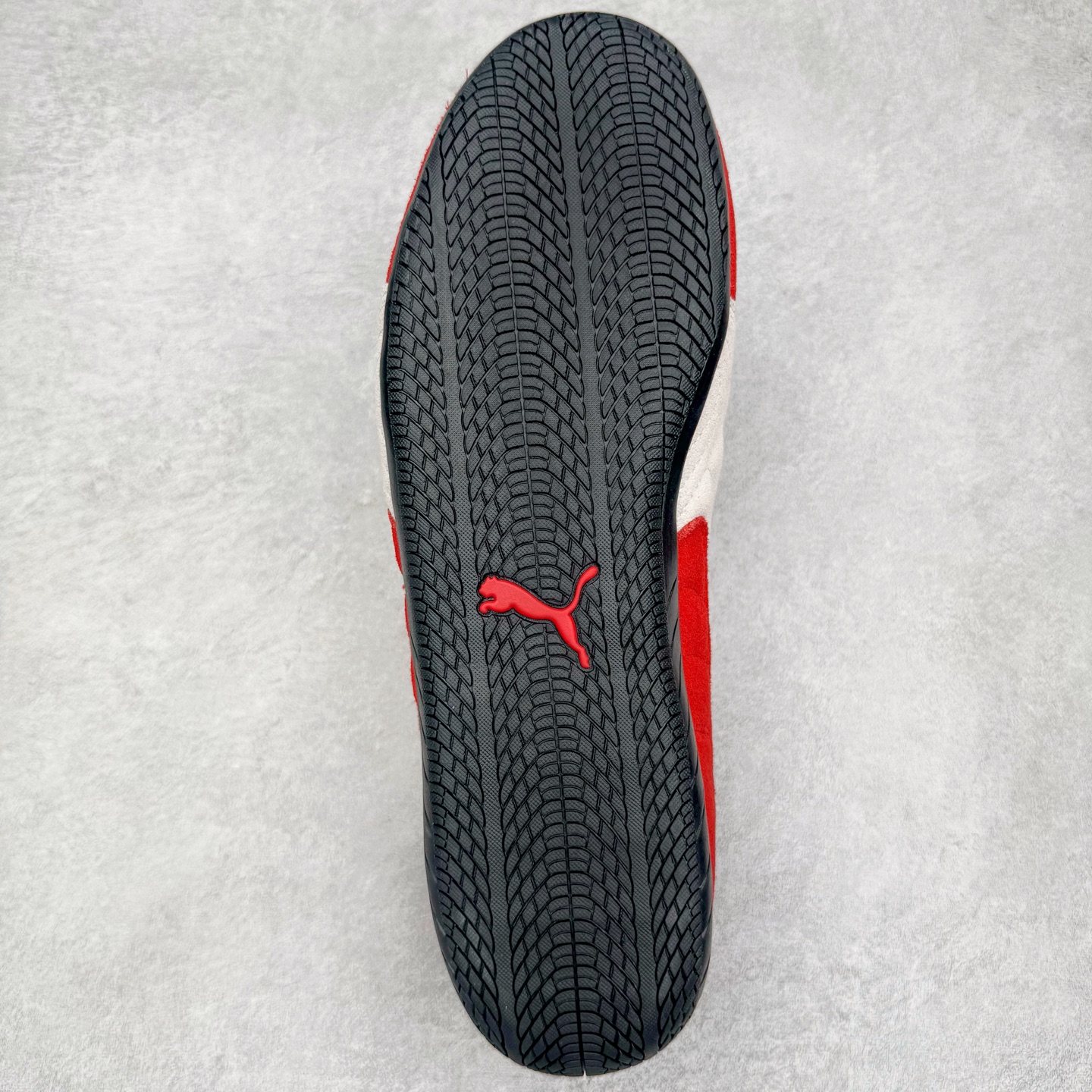 图片[9]-＃G版纯原 PUMA Speedca OG 彪马极速赛车系列低帮德训风拼接复古百搭休闲运动赛车鞋 口碑大厂出品 品控大底版型不断改良更新 全套原纸板楦头开发 确保原汁原味 完美呈现版型 一比一鞋头弧度高度鞋身弧度 独家私模原厂航空铝磨具打磨大底 鞋头坡度极致还原 无解鞋型 原盒原配 圈内天花板工艺 原厂玻璃冲刀 超高清洁度 全鞋零毛边皮料切割 原厂中底布 鞋款从80、90年代赛车手所穿的防火赛车鞋为原型，鞋身线条模仿了赛车的流线廓形，体现了空气动力学原理的结构。简约流畅的外观，恰好又和贯穿其中的Formstrip Logo融合恰到好处，视觉上细节丰富且协调。本次Speedcat OG鞋款归来，最大看点自然式保留了窄版鞋型以及薄底构造。这两年各品牌鞋底越做越厚，Speedcat反其道而行之，上脚几乎无鞋底的效果带来耳目一新的视觉体验。鞋面依旧是以质感细腻的麂皮材质打造，并且大面积近乎全包裹的使用，复古味道也愈发浓烈。配色上更是将最原始的黑色和红色带回，向F1赛车队的标志性队服致敬。相信让各位一眼种草的更多是出挑的大红色，上脚即可瞬间点亮整体造型，在以球鞋为核心的OOTD中脱颖而出。而另一款黑色则是低调的万金油，彰显新潮个性的同时又不喧宾夺主，也是热爱简约系穿搭朋友的首选。 尺码：35.5 36 37 37.5 38 38.5 39 40 40.5 41 42 42.5 43 44 44.5 45 46-选品中心