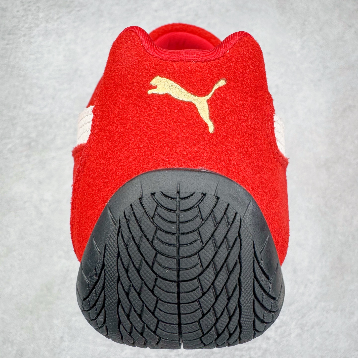 图片[8]-＃G版纯原 PUMA Speedca OG 彪马极速赛车系列低帮德训风拼接复古百搭休闲运动赛车鞋 口碑大厂出品 品控大底版型不断改良更新 全套原纸板楦头开发 确保原汁原味 完美呈现版型 一比一鞋头弧度高度鞋身弧度 独家私模原厂航空铝磨具打磨大底 鞋头坡度极致还原 无解鞋型 原盒原配 圈内天花板工艺 原厂玻璃冲刀 超高清洁度 全鞋零毛边皮料切割 原厂中底布 鞋款从80、90年代赛车手所穿的防火赛车鞋为原型，鞋身线条模仿了赛车的流线廓形，体现了空气动力学原理的结构。简约流畅的外观，恰好又和贯穿其中的Formstrip Logo融合恰到好处，视觉上细节丰富且协调。本次Speedcat OG鞋款归来，最大看点自然式保留了窄版鞋型以及薄底构造。这两年各品牌鞋底越做越厚，Speedcat反其道而行之，上脚几乎无鞋底的效果带来耳目一新的视觉体验。鞋面依旧是以质感细腻的麂皮材质打造，并且大面积近乎全包裹的使用，复古味道也愈发浓烈。配色上更是将最原始的黑色和红色带回，向F1赛车队的标志性队服致敬。相信让各位一眼种草的更多是出挑的大红色，上脚即可瞬间点亮整体造型，在以球鞋为核心的OOTD中脱颖而出。而另一款黑色则是低调的万金油，彰显新潮个性的同时又不喧宾夺主，也是热爱简约系穿搭朋友的首选。 尺码：35.5 36 37 37.5 38 38.5 39 40 40.5 41 42 42.5 43 44 44.5 45 46-选品中心