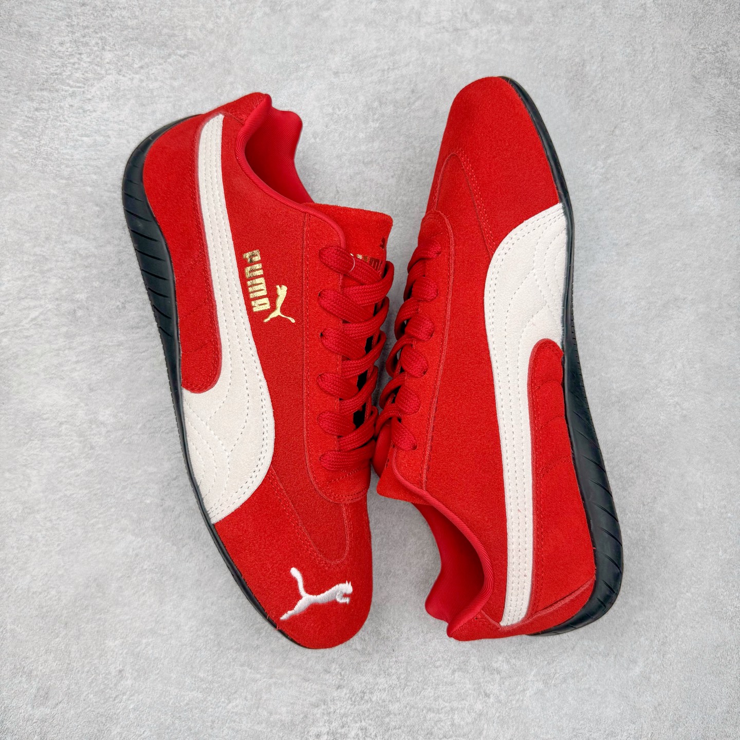 图片[3]-＃G版纯原 PUMA Speedca OG 彪马极速赛车系列低帮德训风拼接复古百搭休闲运动赛车鞋 口碑大厂出品 品控大底版型不断改良更新 全套原纸板楦头开发 确保原汁原味 完美呈现版型 一比一鞋头弧度高度鞋身弧度 独家私模原厂航空铝磨具打磨大底 鞋头坡度极致还原 无解鞋型 原盒原配 圈内天花板工艺 原厂玻璃冲刀 超高清洁度 全鞋零毛边皮料切割 原厂中底布 鞋款从80、90年代赛车手所穿的防火赛车鞋为原型，鞋身线条模仿了赛车的流线廓形，体现了空气动力学原理的结构。简约流畅的外观，恰好又和贯穿其中的Formstrip Logo融合恰到好处，视觉上细节丰富且协调。本次Speedcat OG鞋款归来，最大看点自然式保留了窄版鞋型以及薄底构造。这两年各品牌鞋底越做越厚，Speedcat反其道而行之，上脚几乎无鞋底的效果带来耳目一新的视觉体验。鞋面依旧是以质感细腻的麂皮材质打造，并且大面积近乎全包裹的使用，复古味道也愈发浓烈。配色上更是将最原始的黑色和红色带回，向F1赛车队的标志性队服致敬。相信让各位一眼种草的更多是出挑的大红色，上脚即可瞬间点亮整体造型，在以球鞋为核心的OOTD中脱颖而出。而另一款黑色则是低调的万金油，彰显新潮个性的同时又不喧宾夺主，也是热爱简约系穿搭朋友的首选。 尺码：35.5 36 37 37.5 38 38.5 39 40 40.5 41 42 42.5 43 44 44.5 45 46-选品中心