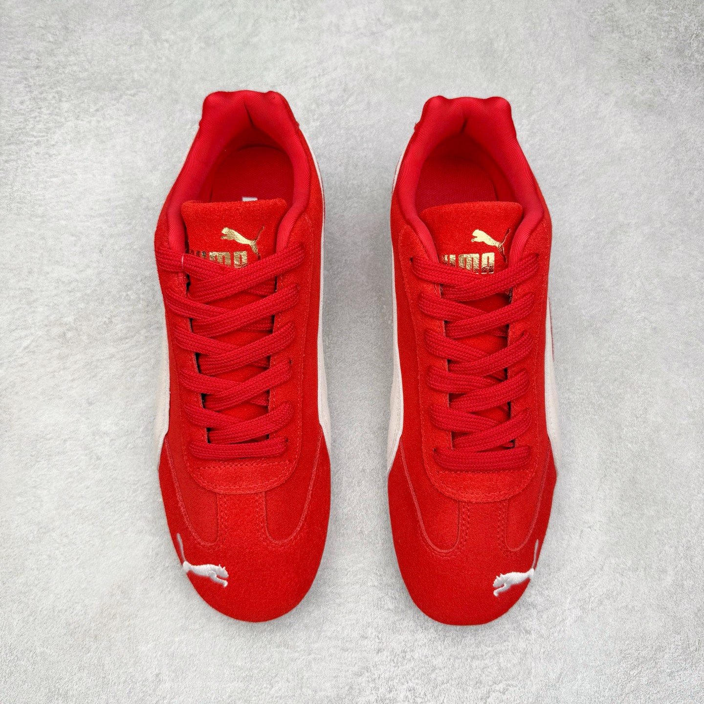 图片[2]-＃G版纯原 PUMA Speedca OG 彪马极速赛车系列低帮德训风拼接复古百搭休闲运动赛车鞋 口碑大厂出品 品控大底版型不断改良更新 全套原纸板楦头开发 确保原汁原味 完美呈现版型 一比一鞋头弧度高度鞋身弧度 独家私模原厂航空铝磨具打磨大底 鞋头坡度极致还原 无解鞋型 原盒原配 圈内天花板工艺 原厂玻璃冲刀 超高清洁度 全鞋零毛边皮料切割 原厂中底布 鞋款从80、90年代赛车手所穿的防火赛车鞋为原型，鞋身线条模仿了赛车的流线廓形，体现了空气动力学原理的结构。简约流畅的外观，恰好又和贯穿其中的Formstrip Logo融合恰到好处，视觉上细节丰富且协调。本次Speedcat OG鞋款归来，最大看点自然式保留了窄版鞋型以及薄底构造。这两年各品牌鞋底越做越厚，Speedcat反其道而行之，上脚几乎无鞋底的效果带来耳目一新的视觉体验。鞋面依旧是以质感细腻的麂皮材质打造，并且大面积近乎全包裹的使用，复古味道也愈发浓烈。配色上更是将最原始的黑色和红色带回，向F1赛车队的标志性队服致敬。相信让各位一眼种草的更多是出挑的大红色，上脚即可瞬间点亮整体造型，在以球鞋为核心的OOTD中脱颖而出。而另一款黑色则是低调的万金油，彰显新潮个性的同时又不喧宾夺主，也是热爱简约系穿搭朋友的首选。 尺码：35.5 36 37 37.5 38 38.5 39 40 40.5 41 42 42.5 43 44 44.5 45 46-选品中心