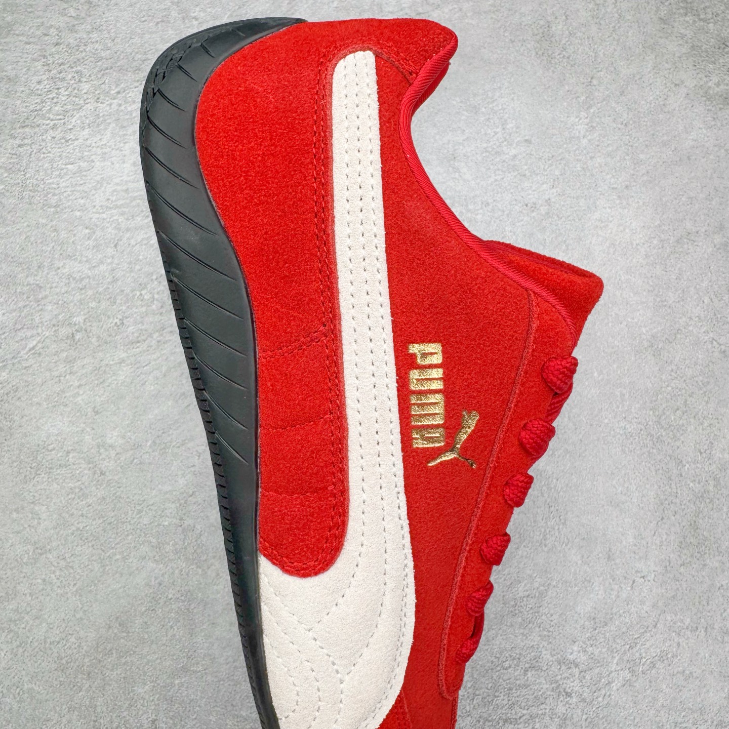 图片[6]-＃G版纯原 PUMA Speedca OG 彪马极速赛车系列低帮德训风拼接复古百搭休闲运动赛车鞋 口碑大厂出品 品控大底版型不断改良更新 全套原纸板楦头开发 确保原汁原味 完美呈现版型 一比一鞋头弧度高度鞋身弧度 独家私模原厂航空铝磨具打磨大底 鞋头坡度极致还原 无解鞋型 原盒原配 圈内天花板工艺 原厂玻璃冲刀 超高清洁度 全鞋零毛边皮料切割 原厂中底布 鞋款从80、90年代赛车手所穿的防火赛车鞋为原型，鞋身线条模仿了赛车的流线廓形，体现了空气动力学原理的结构。简约流畅的外观，恰好又和贯穿其中的Formstrip Logo融合恰到好处，视觉上细节丰富且协调。本次Speedcat OG鞋款归来，最大看点自然式保留了窄版鞋型以及薄底构造。这两年各品牌鞋底越做越厚，Speedcat反其道而行之，上脚几乎无鞋底的效果带来耳目一新的视觉体验。鞋面依旧是以质感细腻的麂皮材质打造，并且大面积近乎全包裹的使用，复古味道也愈发浓烈。配色上更是将最原始的黑色和红色带回，向F1赛车队的标志性队服致敬。相信让各位一眼种草的更多是出挑的大红色，上脚即可瞬间点亮整体造型，在以球鞋为核心的OOTD中脱颖而出。而另一款黑色则是低调的万金油，彰显新潮个性的同时又不喧宾夺主，也是热爱简约系穿搭朋友的首选。 尺码：35.5 36 37 37.5 38 38.5 39 40 40.5 41 42 42.5 43 44 44.5 45 46-选品中心