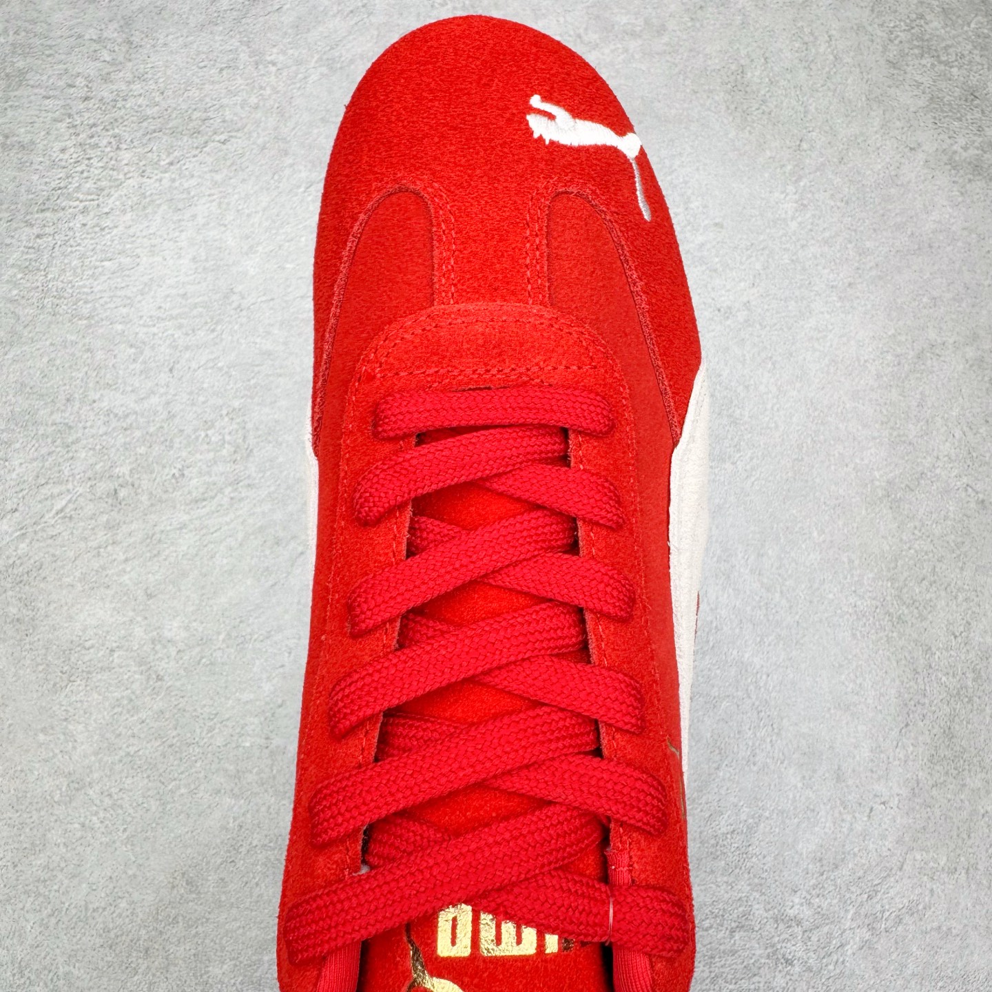 图片[4]-＃G版纯原 PUMA Speedca OG 彪马极速赛车系列低帮德训风拼接复古百搭休闲运动赛车鞋 口碑大厂出品 品控大底版型不断改良更新 全套原纸板楦头开发 确保原汁原味 完美呈现版型 一比一鞋头弧度高度鞋身弧度 独家私模原厂航空铝磨具打磨大底 鞋头坡度极致还原 无解鞋型 原盒原配 圈内天花板工艺 原厂玻璃冲刀 超高清洁度 全鞋零毛边皮料切割 原厂中底布 鞋款从80、90年代赛车手所穿的防火赛车鞋为原型，鞋身线条模仿了赛车的流线廓形，体现了空气动力学原理的结构。简约流畅的外观，恰好又和贯穿其中的Formstrip Logo融合恰到好处，视觉上细节丰富且协调。本次Speedcat OG鞋款归来，最大看点自然式保留了窄版鞋型以及薄底构造。这两年各品牌鞋底越做越厚，Speedcat反其道而行之，上脚几乎无鞋底的效果带来耳目一新的视觉体验。鞋面依旧是以质感细腻的麂皮材质打造，并且大面积近乎全包裹的使用，复古味道也愈发浓烈。配色上更是将最原始的黑色和红色带回，向F1赛车队的标志性队服致敬。相信让各位一眼种草的更多是出挑的大红色，上脚即可瞬间点亮整体造型，在以球鞋为核心的OOTD中脱颖而出。而另一款黑色则是低调的万金油，彰显新潮个性的同时又不喧宾夺主，也是热爱简约系穿搭朋友的首选。 尺码：35.5 36 37 37.5 38 38.5 39 40 40.5 41 42 42.5 43 44 44.5 45 46-选品中心