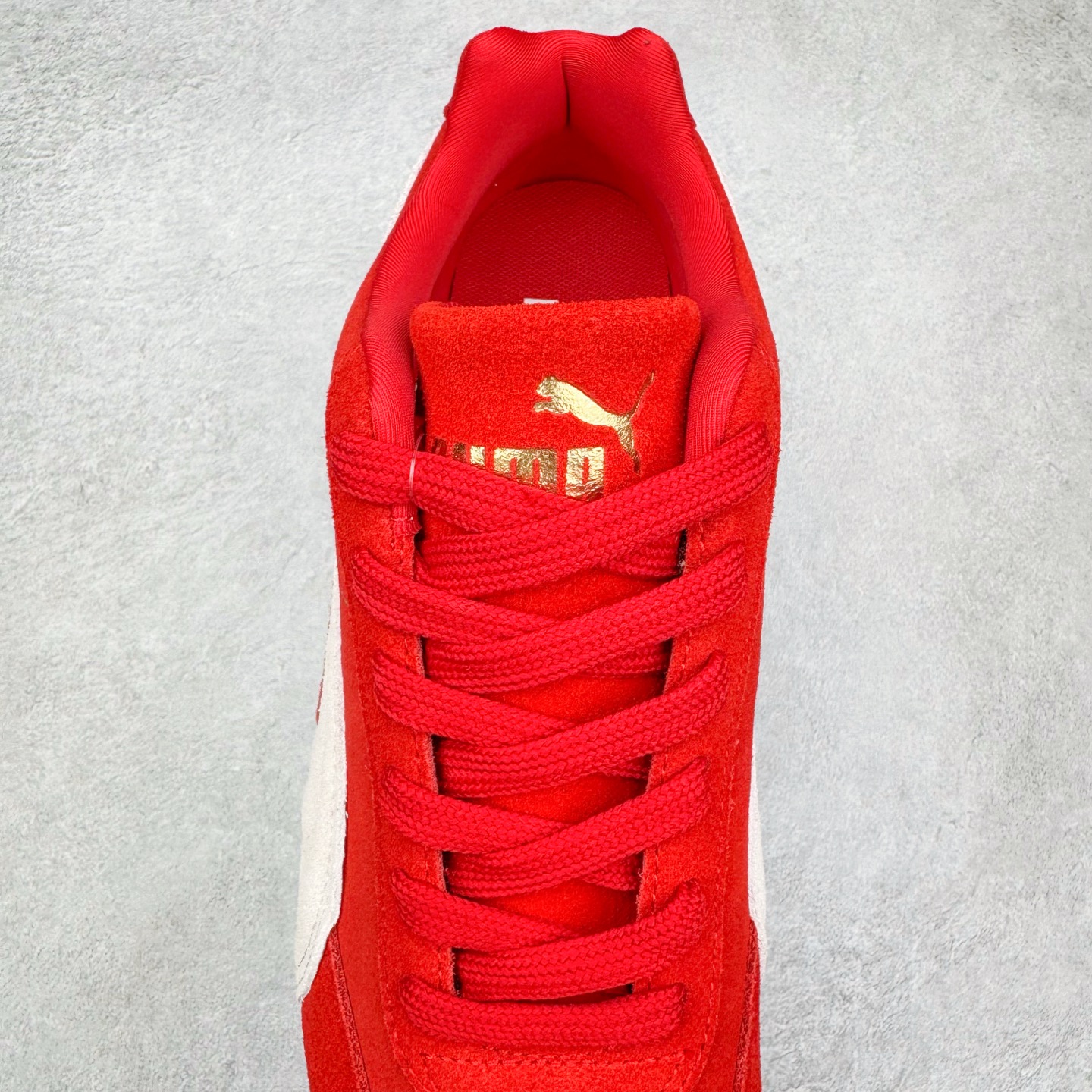 图片[5]-＃G版纯原 PUMA Speedca OG 彪马极速赛车系列低帮德训风拼接复古百搭休闲运动赛车鞋 口碑大厂出品 品控大底版型不断改良更新 全套原纸板楦头开发 确保原汁原味 完美呈现版型 一比一鞋头弧度高度鞋身弧度 独家私模原厂航空铝磨具打磨大底 鞋头坡度极致还原 无解鞋型 原盒原配 圈内天花板工艺 原厂玻璃冲刀 超高清洁度 全鞋零毛边皮料切割 原厂中底布 鞋款从80、90年代赛车手所穿的防火赛车鞋为原型，鞋身线条模仿了赛车的流线廓形，体现了空气动力学原理的结构。简约流畅的外观，恰好又和贯穿其中的Formstrip Logo融合恰到好处，视觉上细节丰富且协调。本次Speedcat OG鞋款归来，最大看点自然式保留了窄版鞋型以及薄底构造。这两年各品牌鞋底越做越厚，Speedcat反其道而行之，上脚几乎无鞋底的效果带来耳目一新的视觉体验。鞋面依旧是以质感细腻的麂皮材质打造，并且大面积近乎全包裹的使用，复古味道也愈发浓烈。配色上更是将最原始的黑色和红色带回，向F1赛车队的标志性队服致敬。相信让各位一眼种草的更多是出挑的大红色，上脚即可瞬间点亮整体造型，在以球鞋为核心的OOTD中脱颖而出。而另一款黑色则是低调的万金油，彰显新潮个性的同时又不喧宾夺主，也是热爱简约系穿搭朋友的首选。 尺码：35.5 36 37 37.5 38 38.5 39 40 40.5 41 42 42.5 43 44 44.5 45 46-选品中心