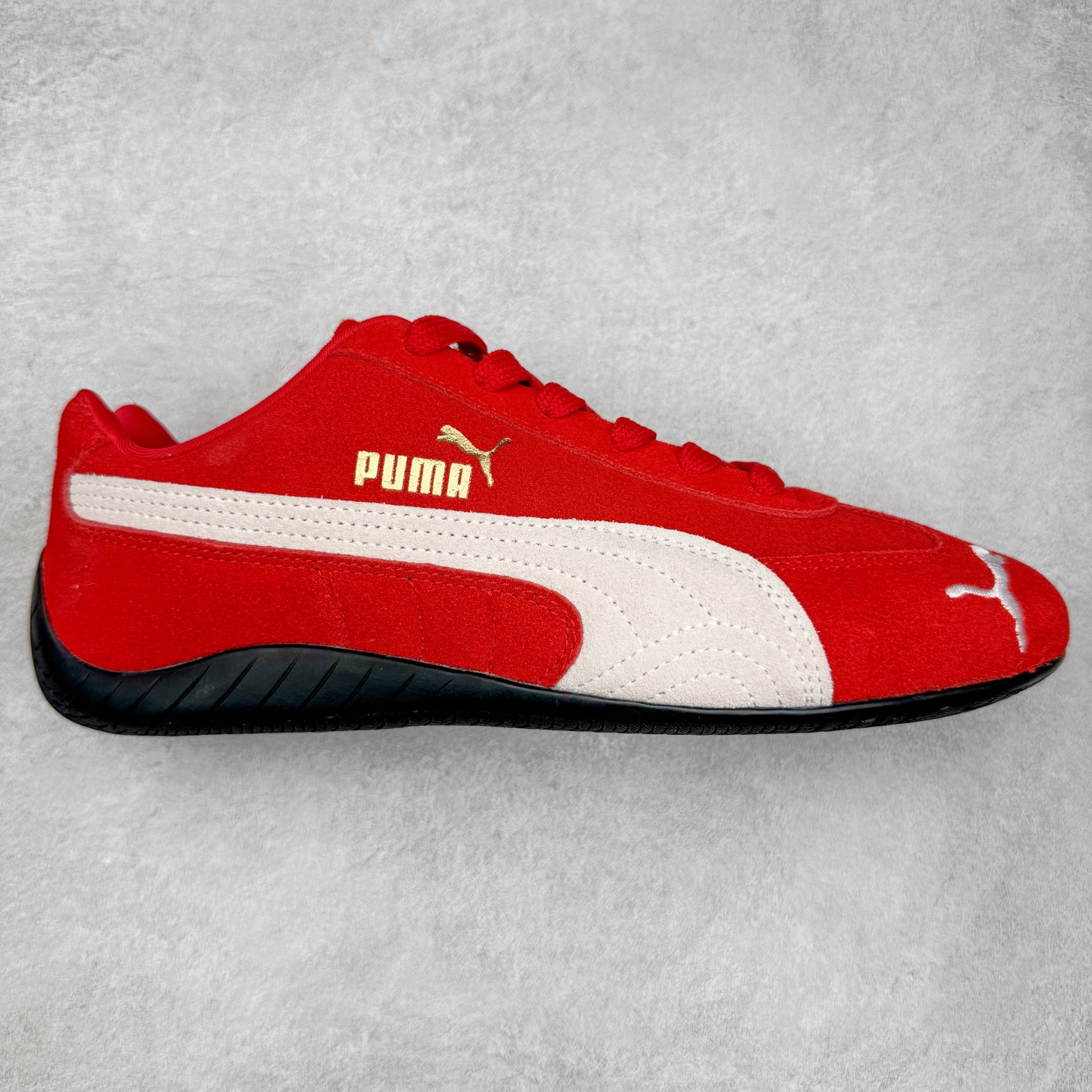 ＃G版纯原 PUMA Speedca OG 彪马极速赛车系列低帮德训风拼接复古百搭休闲运动赛车鞋 口碑大厂出品 品控大底版型不断改良更新 全套原纸板楦头开发 确保原汁原味 完美呈现版型 一比一鞋头弧度高度鞋身弧度 独家私模原厂航空铝磨具打磨大底 鞋头坡度极致还原 无解鞋型 原盒原配 圈内天花板工艺 原厂玻璃冲刀 超高清洁度 全鞋零毛边皮料切割 原厂中底布 鞋款从80、90年代赛车手所穿的防火赛车鞋为原型，鞋身线条模仿了赛车的流线廓形，体现了空气动力学原理的结构。简约流畅的外观，恰好又和贯穿其中的Formstrip Logo融合恰到好处，视觉上细节丰富且协调。本次Speedcat OG鞋款归来，最大看点自然式保留了窄版鞋型以及薄底构造。这两年各品牌鞋底越做越厚，Speedcat反其道而行之，上脚几乎无鞋底的效果带来耳目一新的视觉体验。鞋面依旧是以质感细腻的麂皮材质打造，并且大面积近乎全包裹的使用，复古味道也愈发浓烈。配色上更是将最原始的黑色和红色带回，向F1赛车队的标志性队服致敬。相信让各位一眼种草的更多是出挑的大红色，上脚即可瞬间点亮整体造型，在以球鞋为核心的OOTD中脱颖而出。而另一款黑色则是低调的万金油，彰显新潮个性的同时又不喧宾夺主，也是热爱简约系穿搭朋友的首选。 尺码：35.5 36 37 37.5 38 38.5 39 40 40.5 41 42 42.5 43 44 44.5 45 46-选品中心