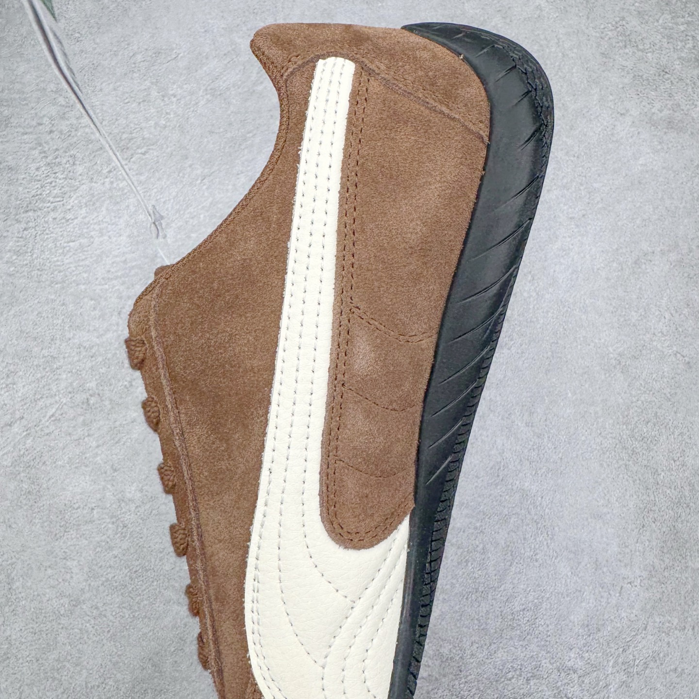 图片[7]-＃G版纯原 PUMA Speedca OG 彪马极速赛车系列低帮德训风拼接复古百搭休闲运动赛车鞋 口碑大厂出品 品控大底版型不断改良更新 全套原纸板楦头开发 确保原汁原味 完美呈现版型 一比一鞋头弧度高度鞋身弧度 独家私模原厂航空铝磨具打磨大底 鞋头坡度极致还原 无解鞋型 原盒原配 圈内天花板工艺 原厂玻璃冲刀 超高清洁度 全鞋零毛边皮料切割 原厂中底布 鞋款从80、90年代赛车手所穿的防火赛车鞋为原型，鞋身线条模仿了赛车的流线廓形，体现了空气动力学原理的结构。简约流畅的外观，恰好又和贯穿其中的Formstrip Logo融合恰到好处，视觉上细节丰富且协调。本次Speedcat OG鞋款归来，最大看点自然式保留了窄版鞋型以及薄底构造。这两年各品牌鞋底越做越厚，Speedcat反其道而行之，上脚几乎无鞋底的效果带来耳目一新的视觉体验。鞋面依旧是以质感细腻的麂皮材质打造，并且大面积近乎全包裹的使用，复古味道也愈发浓烈。配色上更是将最原始的黑色和红色带回，向F1赛车队的标志性队服致敬。相信让各位一眼种草的更多是出挑的大红色，上脚即可瞬间点亮整体造型，在以球鞋为核心的OOTD中脱颖而出。而另一款黑色则是低调的万金油，彰显新潮个性的同时又不喧宾夺主，也是热爱简约系穿搭朋友的首选。 尺码：35.5 36 37 37.5 38 38.5 39 40 40.5 41 42 42.5 43 44 44.5 45 46-选品中心