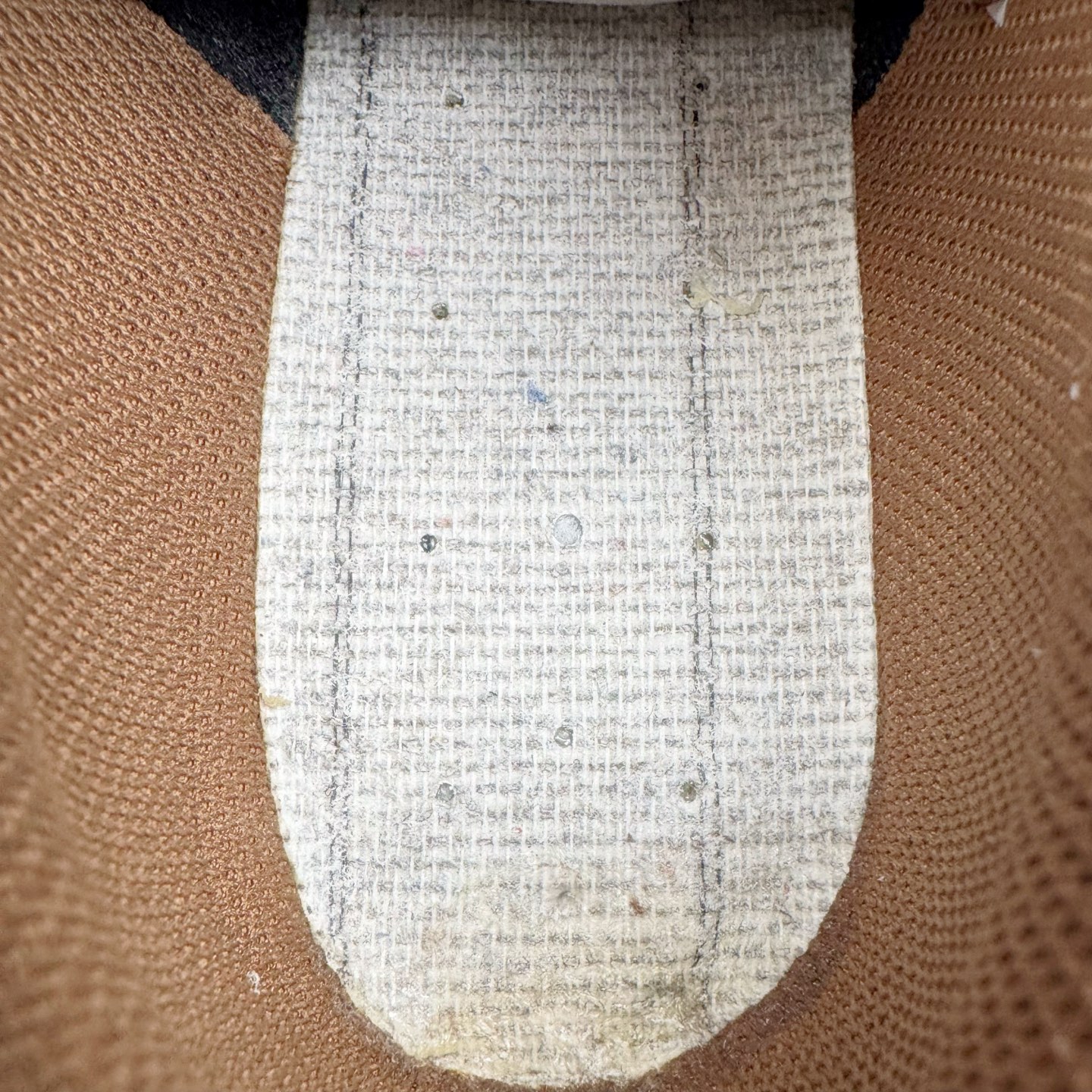 图片[10]-＃G版纯原 PUMA Speedca OG 彪马极速赛车系列低帮德训风拼接复古百搭休闲运动赛车鞋 口碑大厂出品 品控大底版型不断改良更新 全套原纸板楦头开发 确保原汁原味 完美呈现版型 一比一鞋头弧度高度鞋身弧度 独家私模原厂航空铝磨具打磨大底 鞋头坡度极致还原 无解鞋型 原盒原配 圈内天花板工艺 原厂玻璃冲刀 超高清洁度 全鞋零毛边皮料切割 原厂中底布 鞋款从80、90年代赛车手所穿的防火赛车鞋为原型，鞋身线条模仿了赛车的流线廓形，体现了空气动力学原理的结构。简约流畅的外观，恰好又和贯穿其中的Formstrip Logo融合恰到好处，视觉上细节丰富且协调。本次Speedcat OG鞋款归来，最大看点自然式保留了窄版鞋型以及薄底构造。这两年各品牌鞋底越做越厚，Speedcat反其道而行之，上脚几乎无鞋底的效果带来耳目一新的视觉体验。鞋面依旧是以质感细腻的麂皮材质打造，并且大面积近乎全包裹的使用，复古味道也愈发浓烈。配色上更是将最原始的黑色和红色带回，向F1赛车队的标志性队服致敬。相信让各位一眼种草的更多是出挑的大红色，上脚即可瞬间点亮整体造型，在以球鞋为核心的OOTD中脱颖而出。而另一款黑色则是低调的万金油，彰显新潮个性的同时又不喧宾夺主，也是热爱简约系穿搭朋友的首选。 尺码：35.5 36 37 37.5 38 38.5 39 40 40.5 41 42 42.5 43 44 44.5 45 46-选品中心