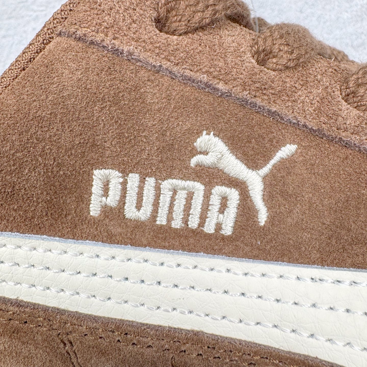 图片[16]-＃G版纯原 PUMA Speedca OG 彪马极速赛车系列低帮德训风拼接复古百搭休闲运动赛车鞋 口碑大厂出品 品控大底版型不断改良更新 全套原纸板楦头开发 确保原汁原味 完美呈现版型 一比一鞋头弧度高度鞋身弧度 独家私模原厂航空铝磨具打磨大底 鞋头坡度极致还原 无解鞋型 原盒原配 圈内天花板工艺 原厂玻璃冲刀 超高清洁度 全鞋零毛边皮料切割 原厂中底布 鞋款从80、90年代赛车手所穿的防火赛车鞋为原型，鞋身线条模仿了赛车的流线廓形，体现了空气动力学原理的结构。简约流畅的外观，恰好又和贯穿其中的Formstrip Logo融合恰到好处，视觉上细节丰富且协调。本次Speedcat OG鞋款归来，最大看点自然式保留了窄版鞋型以及薄底构造。这两年各品牌鞋底越做越厚，Speedcat反其道而行之，上脚几乎无鞋底的效果带来耳目一新的视觉体验。鞋面依旧是以质感细腻的麂皮材质打造，并且大面积近乎全包裹的使用，复古味道也愈发浓烈。配色上更是将最原始的黑色和红色带回，向F1赛车队的标志性队服致敬。相信让各位一眼种草的更多是出挑的大红色，上脚即可瞬间点亮整体造型，在以球鞋为核心的OOTD中脱颖而出。而另一款黑色则是低调的万金油，彰显新潮个性的同时又不喧宾夺主，也是热爱简约系穿搭朋友的首选。 尺码：35.5 36 37 37.5 38 38.5 39 40 40.5 41 42 42.5 43 44 44.5 45 46-选品中心