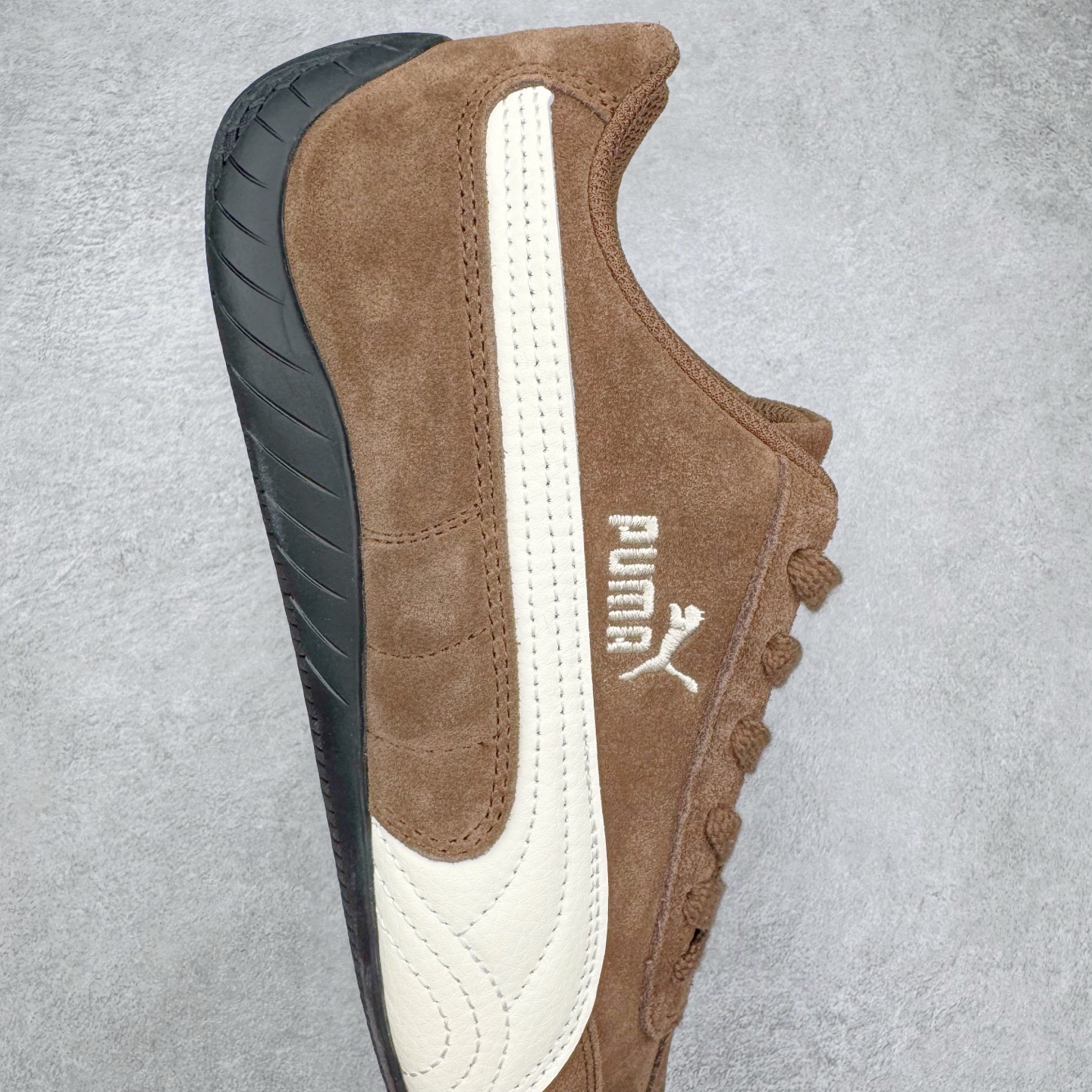 图片[6]-＃G版纯原 PUMA Speedca OG 彪马极速赛车系列低帮德训风拼接复古百搭休闲运动赛车鞋 口碑大厂出品 品控大底版型不断改良更新 全套原纸板楦头开发 确保原汁原味 完美呈现版型 一比一鞋头弧度高度鞋身弧度 独家私模原厂航空铝磨具打磨大底 鞋头坡度极致还原 无解鞋型 原盒原配 圈内天花板工艺 原厂玻璃冲刀 超高清洁度 全鞋零毛边皮料切割 原厂中底布 鞋款从80、90年代赛车手所穿的防火赛车鞋为原型，鞋身线条模仿了赛车的流线廓形，体现了空气动力学原理的结构。简约流畅的外观，恰好又和贯穿其中的Formstrip Logo融合恰到好处，视觉上细节丰富且协调。本次Speedcat OG鞋款归来，最大看点自然式保留了窄版鞋型以及薄底构造。这两年各品牌鞋底越做越厚，Speedcat反其道而行之，上脚几乎无鞋底的效果带来耳目一新的视觉体验。鞋面依旧是以质感细腻的麂皮材质打造，并且大面积近乎全包裹的使用，复古味道也愈发浓烈。配色上更是将最原始的黑色和红色带回，向F1赛车队的标志性队服致敬。相信让各位一眼种草的更多是出挑的大红色，上脚即可瞬间点亮整体造型，在以球鞋为核心的OOTD中脱颖而出。而另一款黑色则是低调的万金油，彰显新潮个性的同时又不喧宾夺主，也是热爱简约系穿搭朋友的首选。 尺码：35.5 36 37 37.5 38 38.5 39 40 40.5 41 42 42.5 43 44 44.5 45 46-选品中心