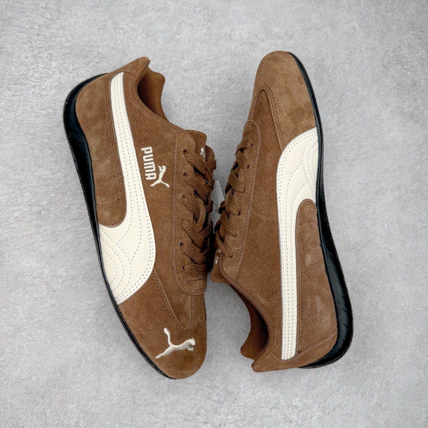 图片[3]-＃G版纯原 PUMA Speedca OG 彪马极速赛车系列低帮德训风拼接复古百搭休闲运动赛车鞋 口碑大厂出品 品控大底版型不断改良更新 全套原纸板楦头开发 确保原汁原味 完美呈现版型 一比一鞋头弧度高度鞋身弧度 独家私模原厂航空铝磨具打磨大底 鞋头坡度极致还原 无解鞋型 原盒原配 圈内天花板工艺 原厂玻璃冲刀 超高清洁度 全鞋零毛边皮料切割 原厂中底布 鞋款从80、90年代赛车手所穿的防火赛车鞋为原型，鞋身线条模仿了赛车的流线廓形，体现了空气动力学原理的结构。简约流畅的外观，恰好又和贯穿其中的Formstrip Logo融合恰到好处，视觉上细节丰富且协调。本次Speedcat OG鞋款归来，最大看点自然式保留了窄版鞋型以及薄底构造。这两年各品牌鞋底越做越厚，Speedcat反其道而行之，上脚几乎无鞋底的效果带来耳目一新的视觉体验。鞋面依旧是以质感细腻的麂皮材质打造，并且大面积近乎全包裹的使用，复古味道也愈发浓烈。配色上更是将最原始的黑色和红色带回，向F1赛车队的标志性队服致敬。相信让各位一眼种草的更多是出挑的大红色，上脚即可瞬间点亮整体造型，在以球鞋为核心的OOTD中脱颖而出。而另一款黑色则是低调的万金油，彰显新潮个性的同时又不喧宾夺主，也是热爱简约系穿搭朋友的首选。 尺码：35.5 36 37 37.5 38 38.5 39 40 40.5 41 42 42.5 43 44 44.5 45 46-选品中心