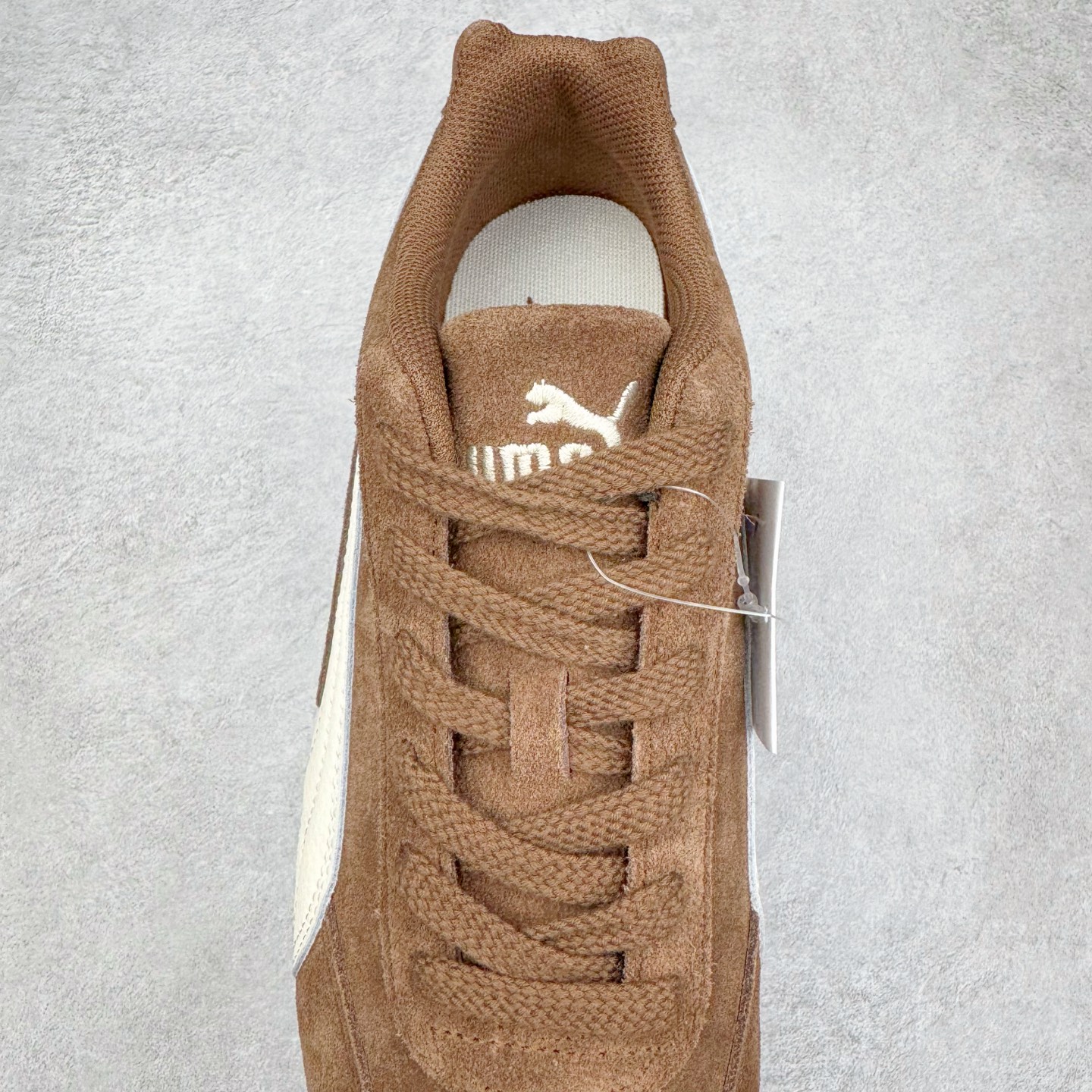 图片[5]-＃G版纯原 PUMA Speedca OG 彪马极速赛车系列低帮德训风拼接复古百搭休闲运动赛车鞋 口碑大厂出品 品控大底版型不断改良更新 全套原纸板楦头开发 确保原汁原味 完美呈现版型 一比一鞋头弧度高度鞋身弧度 独家私模原厂航空铝磨具打磨大底 鞋头坡度极致还原 无解鞋型 原盒原配 圈内天花板工艺 原厂玻璃冲刀 超高清洁度 全鞋零毛边皮料切割 原厂中底布 鞋款从80、90年代赛车手所穿的防火赛车鞋为原型，鞋身线条模仿了赛车的流线廓形，体现了空气动力学原理的结构。简约流畅的外观，恰好又和贯穿其中的Formstrip Logo融合恰到好处，视觉上细节丰富且协调。本次Speedcat OG鞋款归来，最大看点自然式保留了窄版鞋型以及薄底构造。这两年各品牌鞋底越做越厚，Speedcat反其道而行之，上脚几乎无鞋底的效果带来耳目一新的视觉体验。鞋面依旧是以质感细腻的麂皮材质打造，并且大面积近乎全包裹的使用，复古味道也愈发浓烈。配色上更是将最原始的黑色和红色带回，向F1赛车队的标志性队服致敬。相信让各位一眼种草的更多是出挑的大红色，上脚即可瞬间点亮整体造型，在以球鞋为核心的OOTD中脱颖而出。而另一款黑色则是低调的万金油，彰显新潮个性的同时又不喧宾夺主，也是热爱简约系穿搭朋友的首选。 尺码：35.5 36 37 37.5 38 38.5 39 40 40.5 41 42 42.5 43 44 44.5 45 46-选品中心