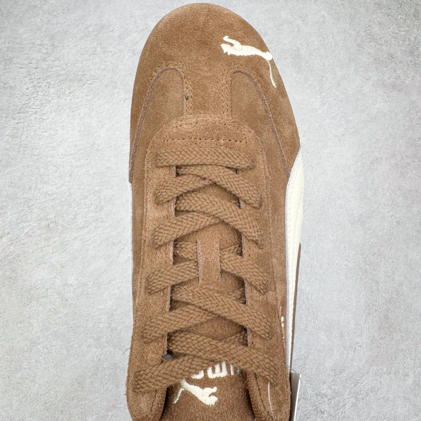 图片[4]-＃G版纯原 PUMA Speedca OG 彪马极速赛车系列低帮德训风拼接复古百搭休闲运动赛车鞋 口碑大厂出品 品控大底版型不断改良更新 全套原纸板楦头开发 确保原汁原味 完美呈现版型 一比一鞋头弧度高度鞋身弧度 独家私模原厂航空铝磨具打磨大底 鞋头坡度极致还原 无解鞋型 原盒原配 圈内天花板工艺 原厂玻璃冲刀 超高清洁度 全鞋零毛边皮料切割 原厂中底布 鞋款从80、90年代赛车手所穿的防火赛车鞋为原型，鞋身线条模仿了赛车的流线廓形，体现了空气动力学原理的结构。简约流畅的外观，恰好又和贯穿其中的Formstrip Logo融合恰到好处，视觉上细节丰富且协调。本次Speedcat OG鞋款归来，最大看点自然式保留了窄版鞋型以及薄底构造。这两年各品牌鞋底越做越厚，Speedcat反其道而行之，上脚几乎无鞋底的效果带来耳目一新的视觉体验。鞋面依旧是以质感细腻的麂皮材质打造，并且大面积近乎全包裹的使用，复古味道也愈发浓烈。配色上更是将最原始的黑色和红色带回，向F1赛车队的标志性队服致敬。相信让各位一眼种草的更多是出挑的大红色，上脚即可瞬间点亮整体造型，在以球鞋为核心的OOTD中脱颖而出。而另一款黑色则是低调的万金油，彰显新潮个性的同时又不喧宾夺主，也是热爱简约系穿搭朋友的首选。 尺码：35.5 36 37 37.5 38 38.5 39 40 40.5 41 42 42.5 43 44 44.5 45 46-选品中心