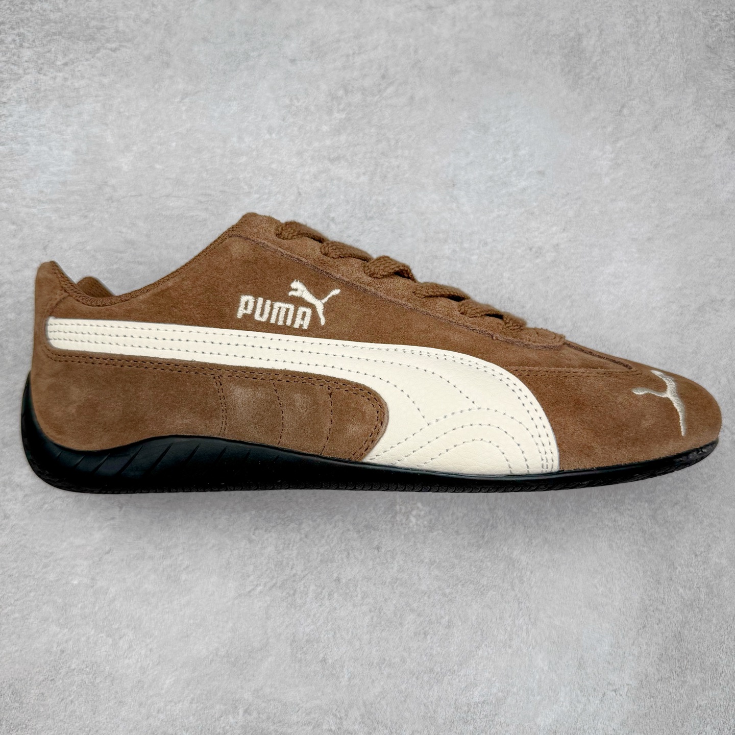 ＃G版纯原 PUMA Speedca OG 彪马极速赛车系列低帮德训风拼接复古百搭休闲运动赛车鞋 口碑大厂出品 品控大底版型不断改良更新 全套原纸板楦头开发 确保原汁原味 完美呈现版型 一比一鞋头弧度高度鞋身弧度 独家私模原厂航空铝磨具打磨大底 鞋头坡度极致还原 无解鞋型 原盒原配 圈内天花板工艺 原厂玻璃冲刀 超高清洁度 全鞋零毛边皮料切割 原厂中底布 鞋款从80、90年代赛车手所穿的防火赛车鞋为原型，鞋身线条模仿了赛车的流线廓形，体现了空气动力学原理的结构。简约流畅的外观，恰好又和贯穿其中的Formstrip Logo融合恰到好处，视觉上细节丰富且协调。本次Speedcat OG鞋款归来，最大看点自然式保留了窄版鞋型以及薄底构造。这两年各品牌鞋底越做越厚，Speedcat反其道而行之，上脚几乎无鞋底的效果带来耳目一新的视觉体验。鞋面依旧是以质感细腻的麂皮材质打造，并且大面积近乎全包裹的使用，复古味道也愈发浓烈。配色上更是将最原始的黑色和红色带回，向F1赛车队的标志性队服致敬。相信让各位一眼种草的更多是出挑的大红色，上脚即可瞬间点亮整体造型，在以球鞋为核心的OOTD中脱颖而出。而另一款黑色则是低调的万金油，彰显新潮个性的同时又不喧宾夺主，也是热爱简约系穿搭朋友的首选。 尺码：35.5 36 37 37.5 38 38.5 39 40 40.5 41 42 42.5 43 44 44.5 45 46-选品中心